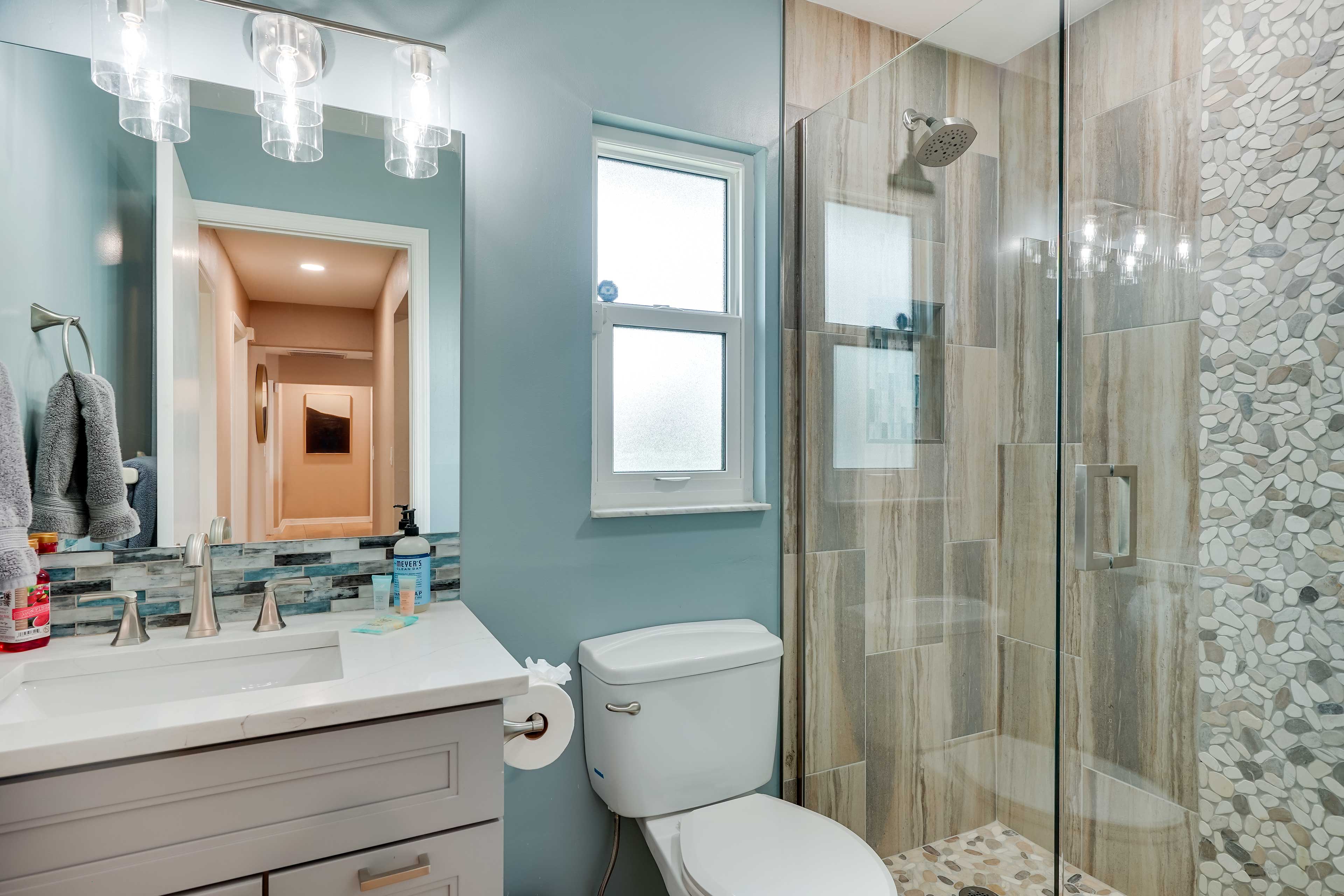 Full Bathroom | Towels Provided | Complimentary Toiletries