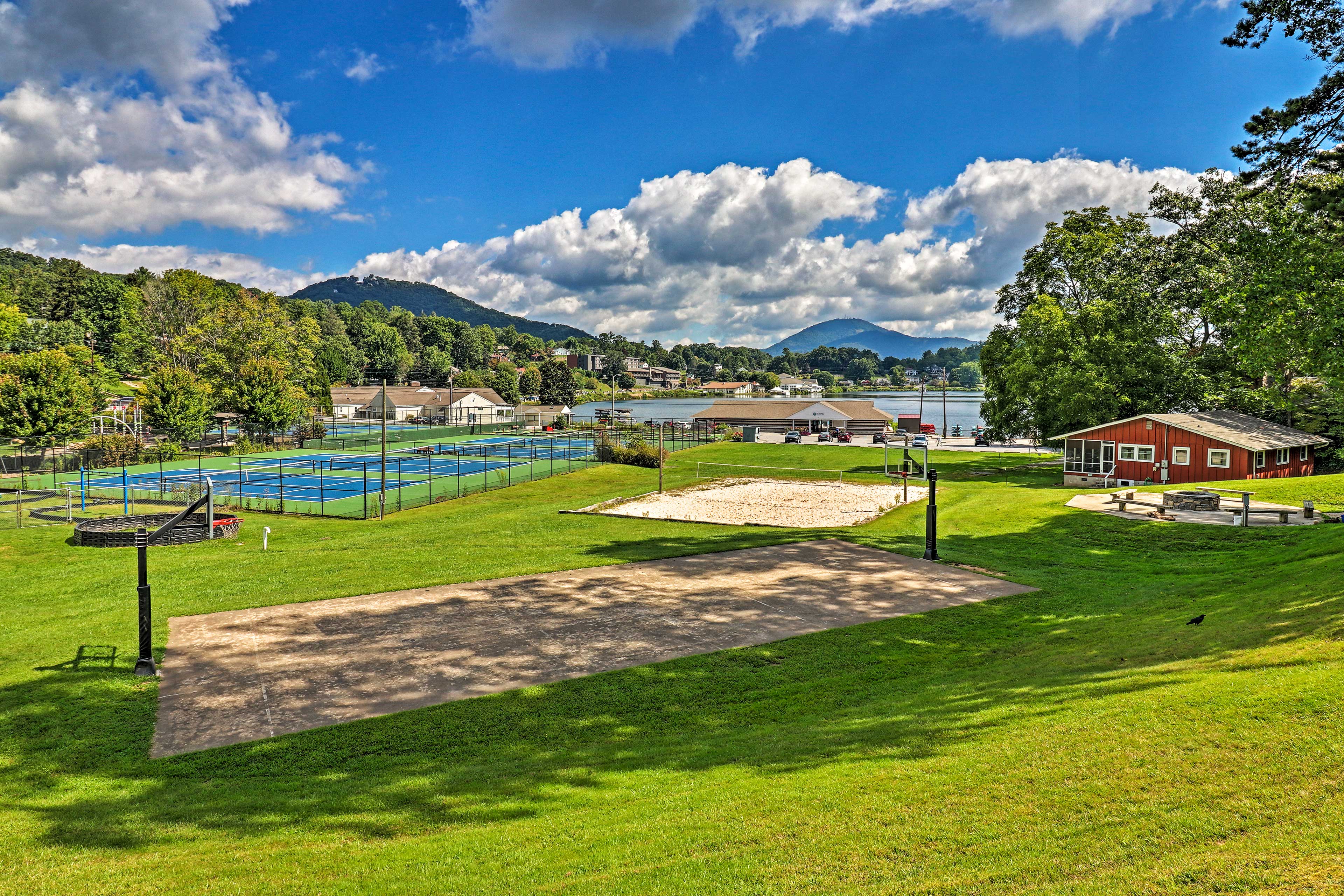 Community Amenities | Basketball/Tennis/Pickleball/Volleyball Courts | Mini Golf