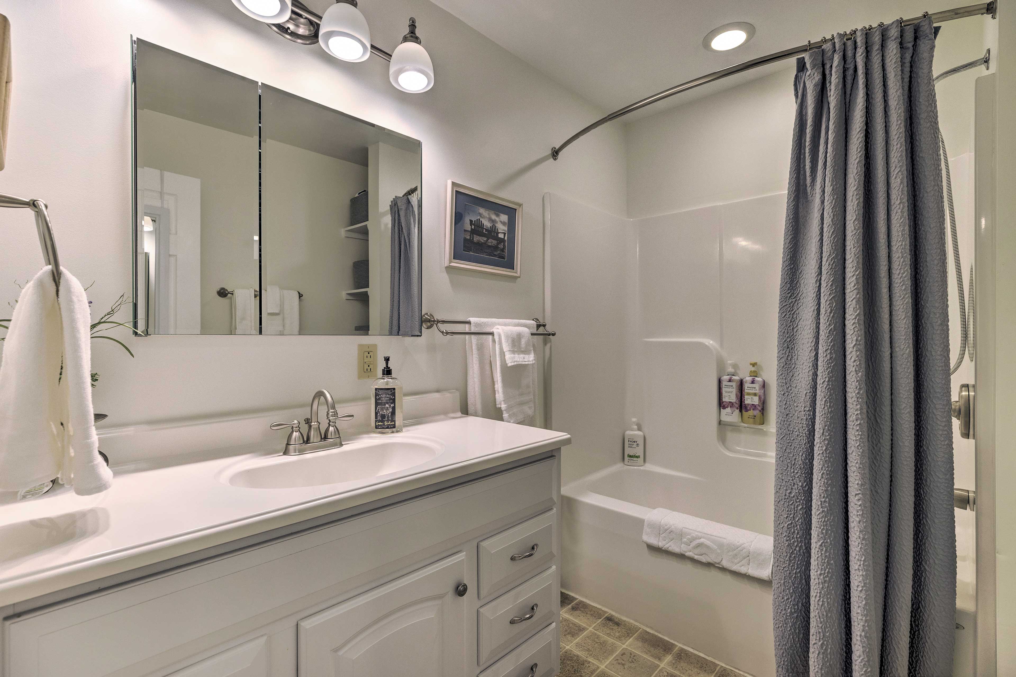 Full Bathroom | Complimentary Toiletries