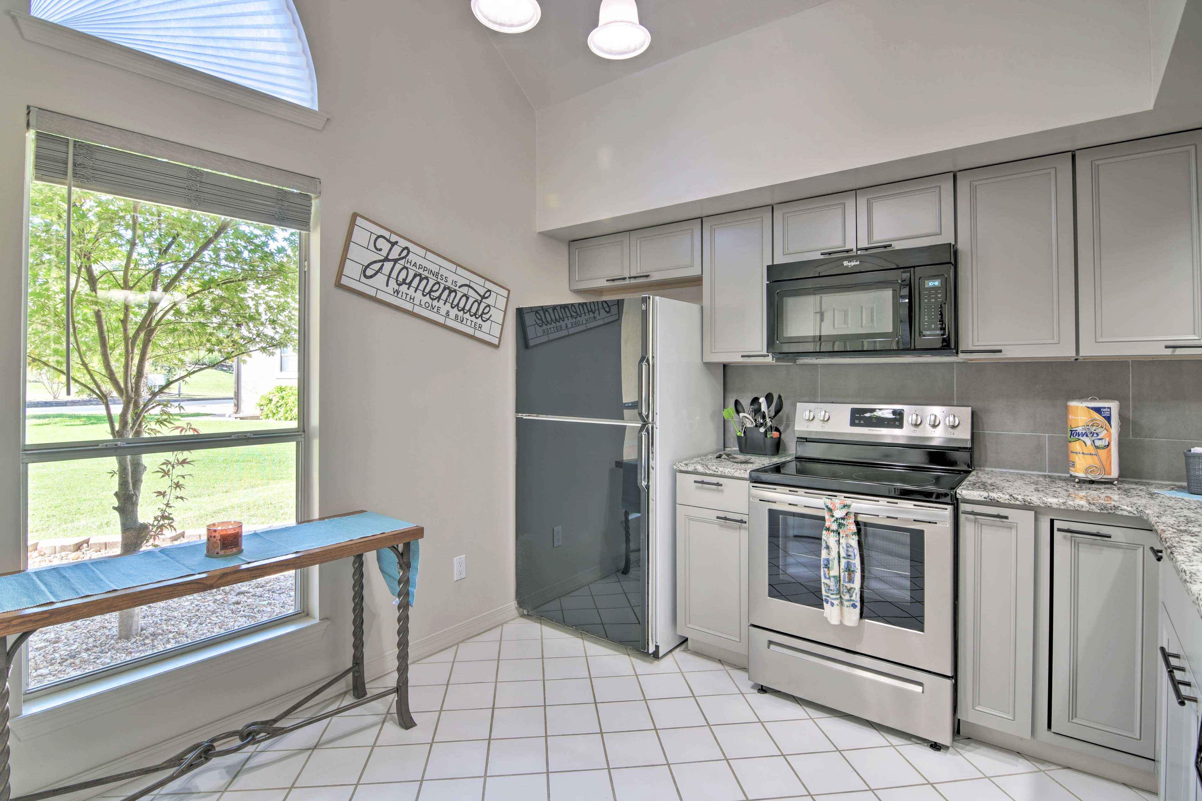 Kitchen | Fully Equipped w/ Cooking Basics