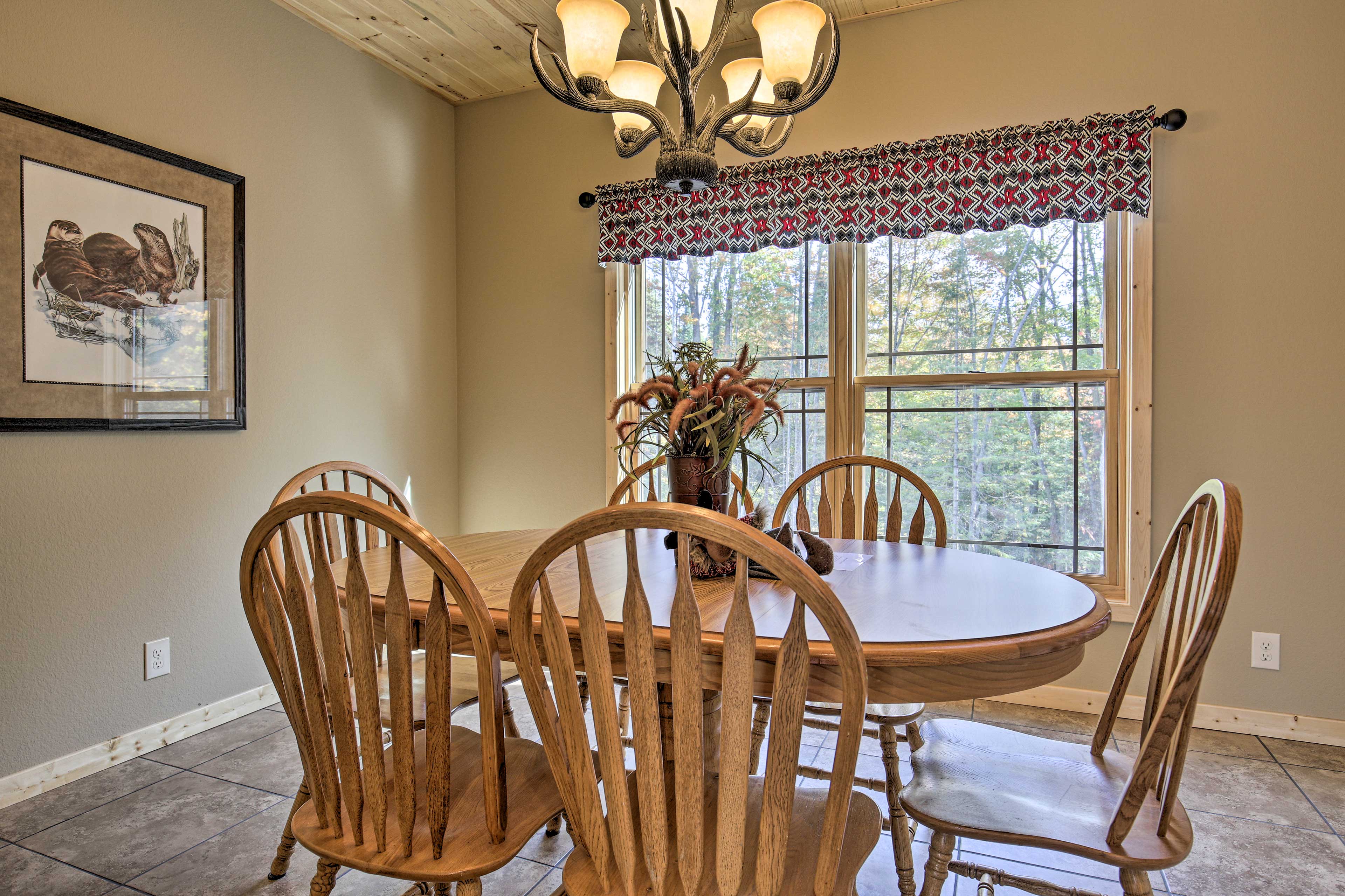 Dining Area | Dishware Provided