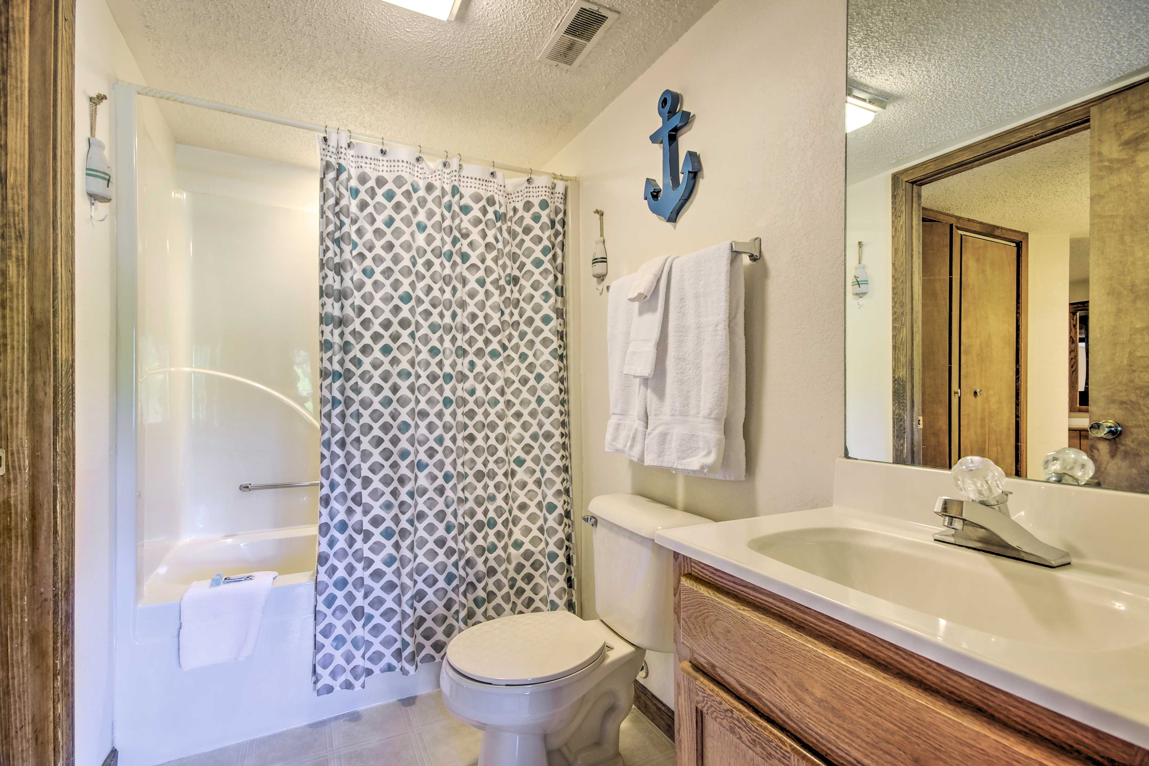 Full Bathroom | Complimentary Toiletries | Main Level