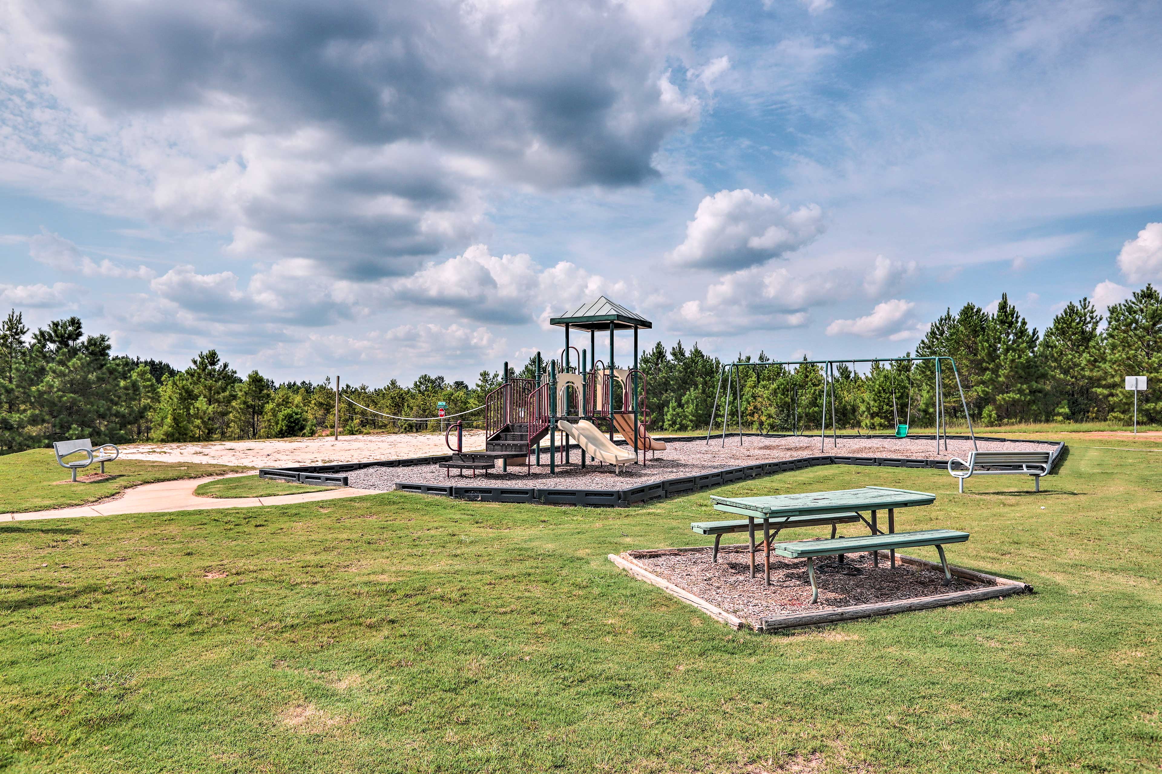 Community Amenities | Playground | Picnic Table