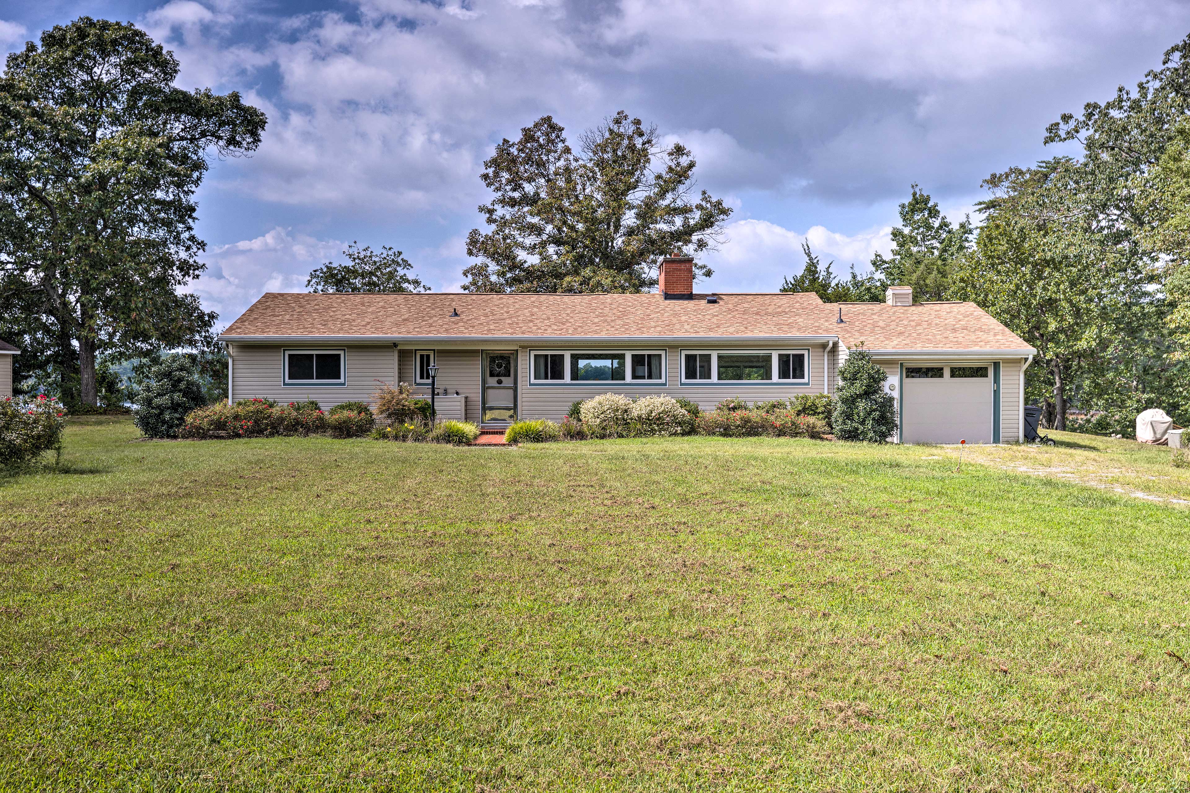 Property Exterior | Driveway (3 Vehicles)