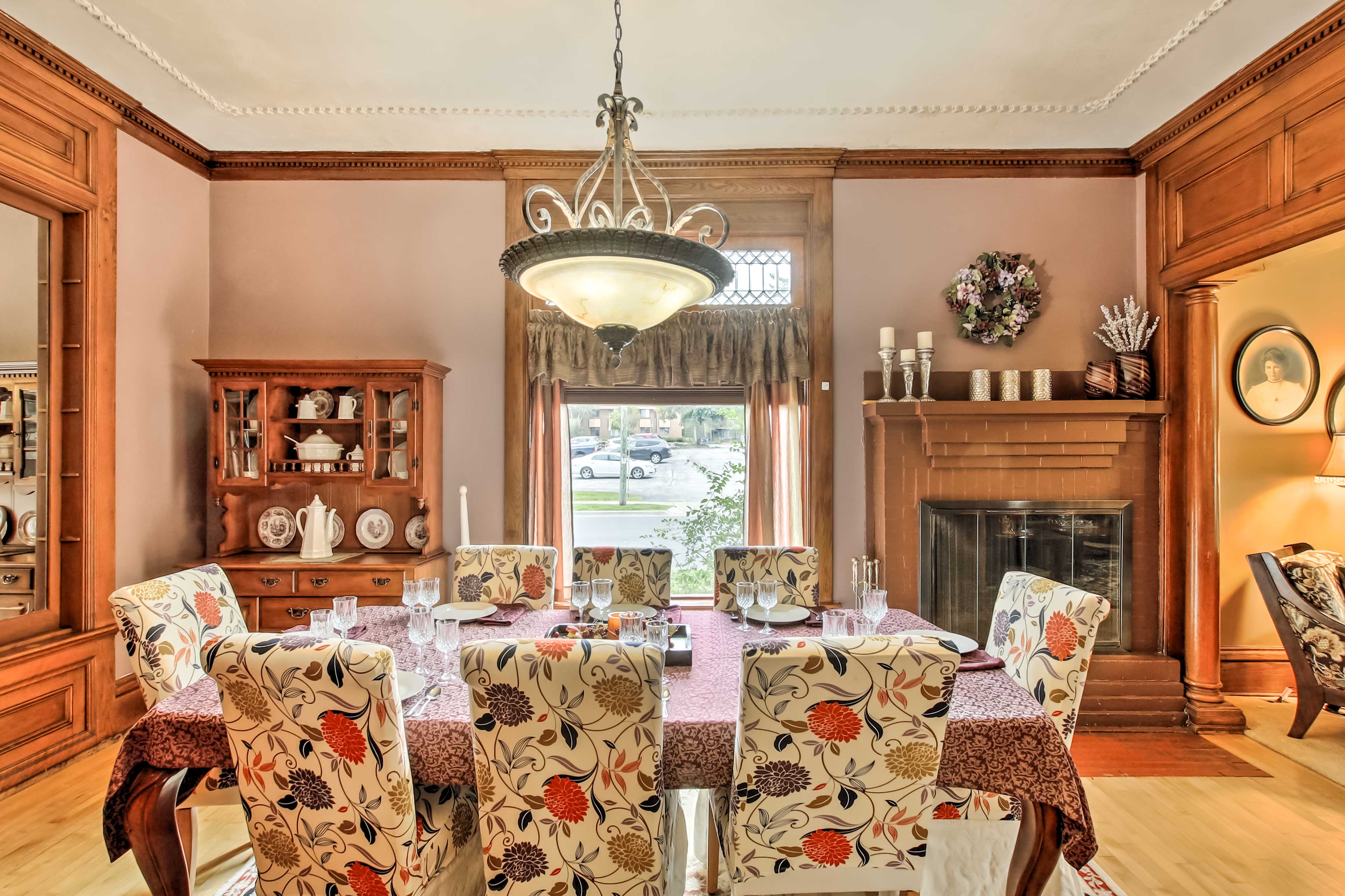 Dining Room | Dishes & Flatware Provided