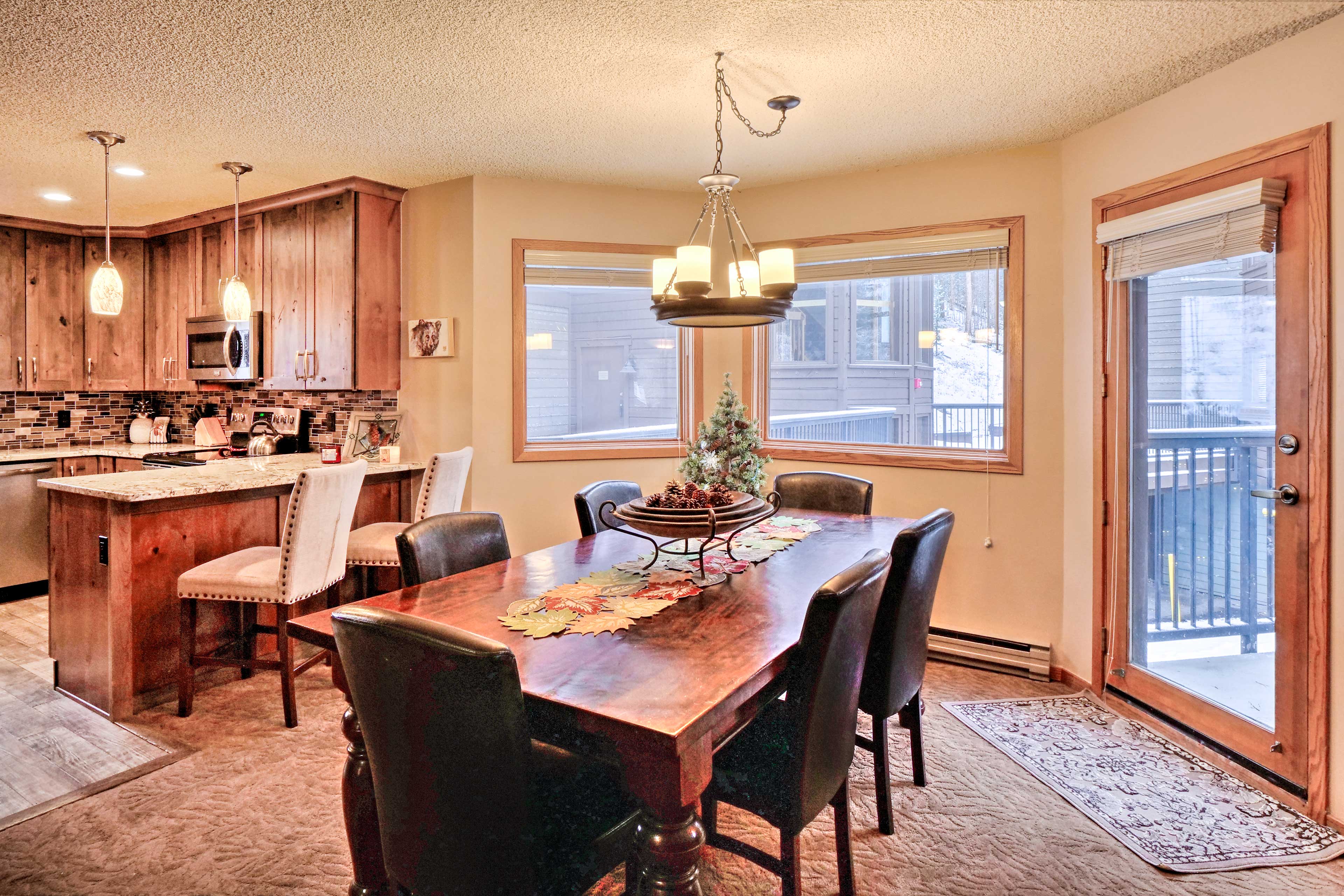 Dining Area | 6-Person Dining Table