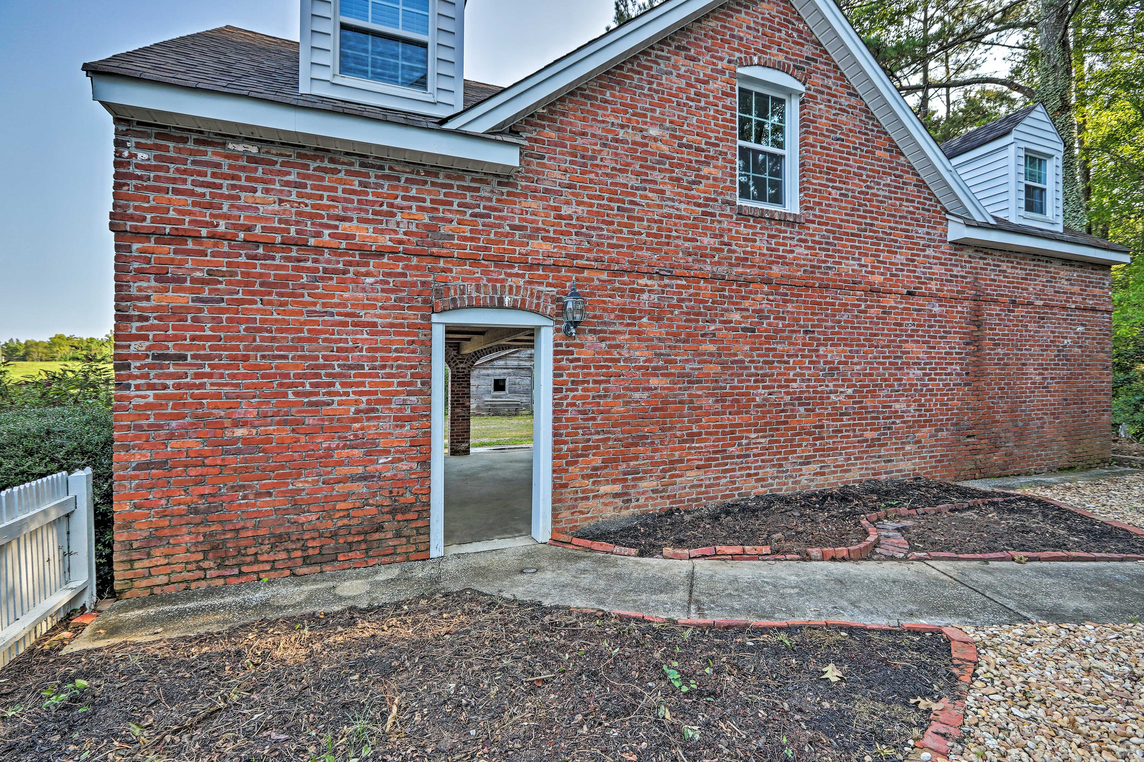 Exterior/Entryway