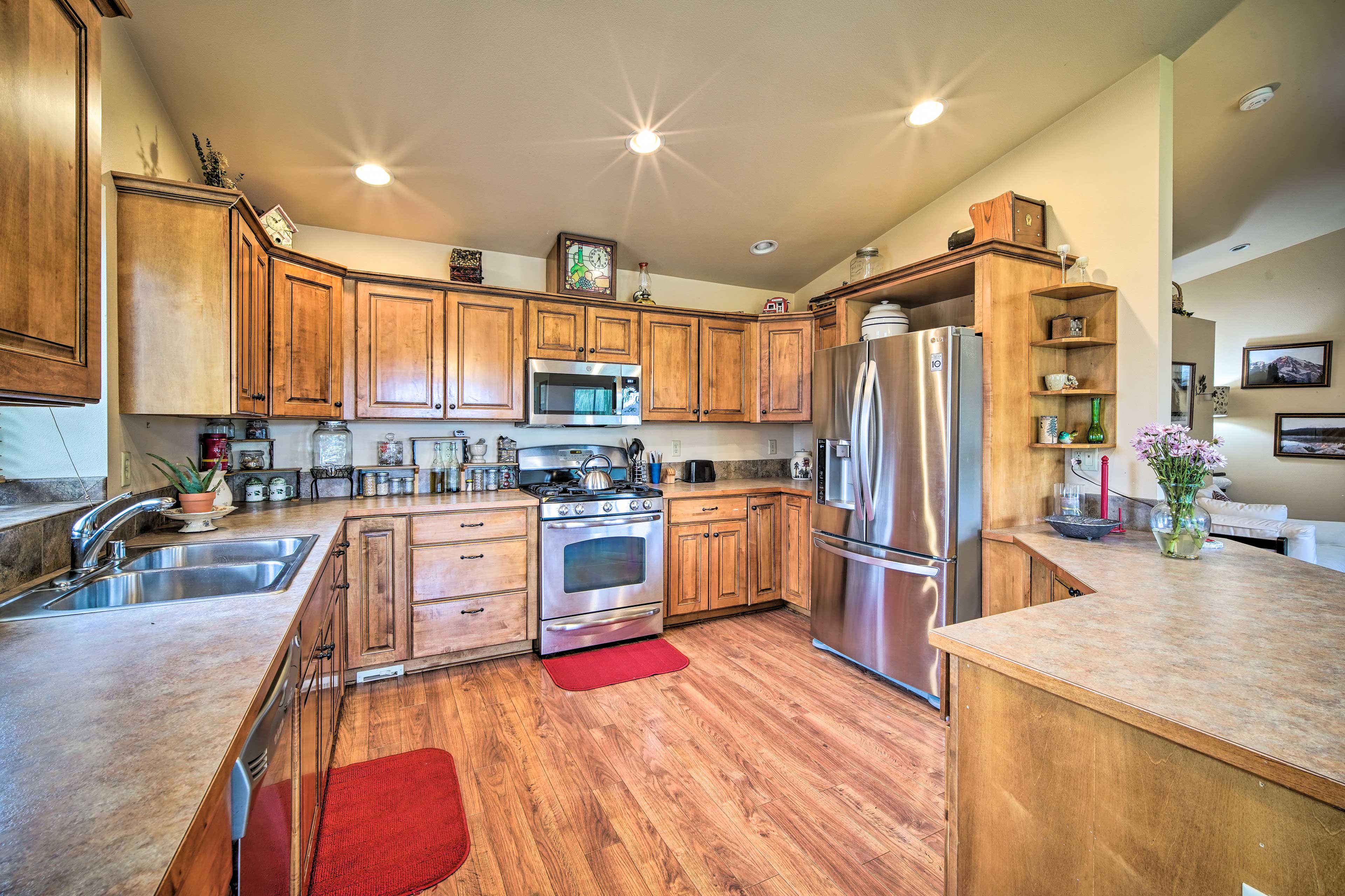 Kitchen | Fully Equipped w/ Cooking Basics