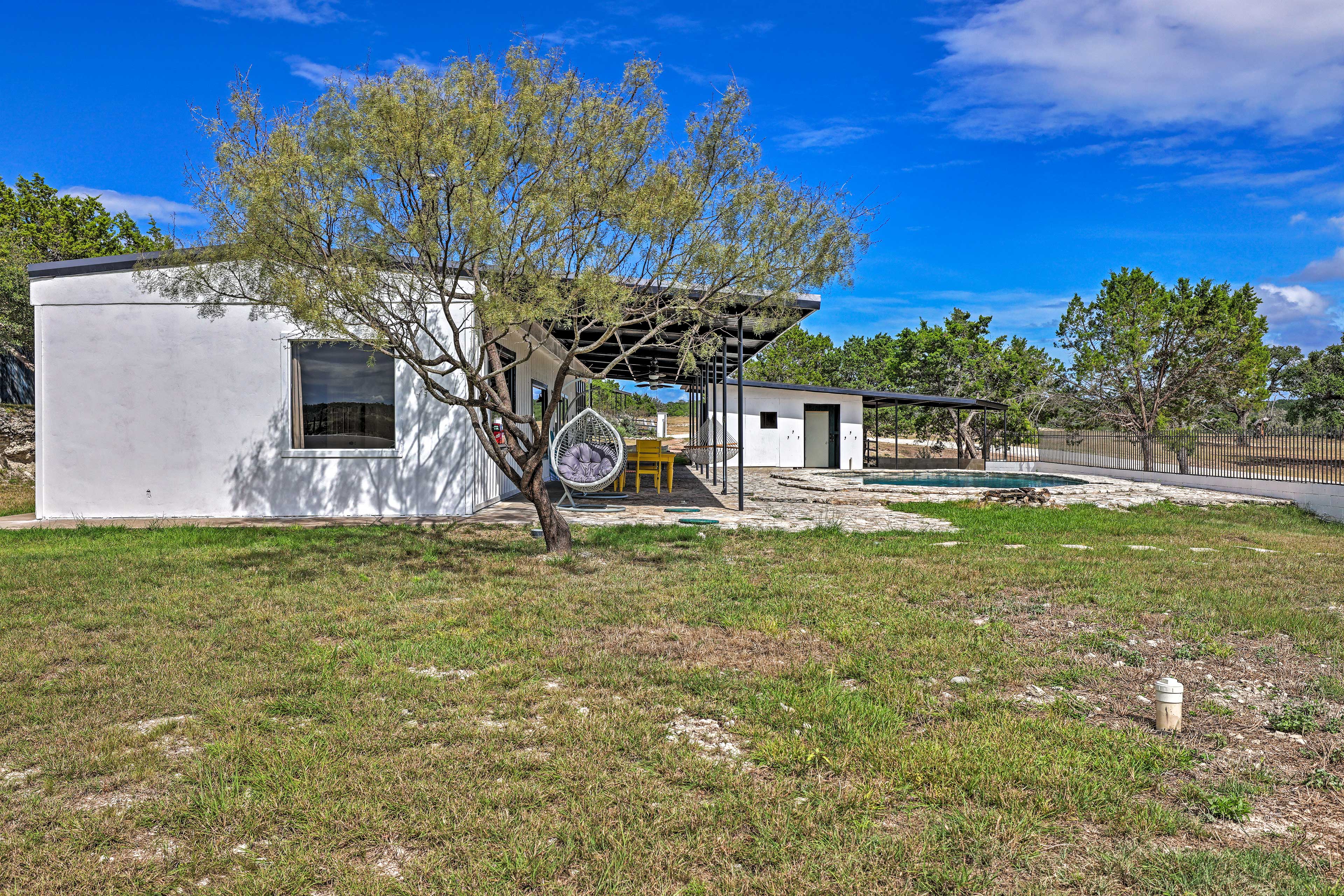 Home Exterior | Carport Parking (5 Vehicles) | Driveway Parking (5 Vehicles)