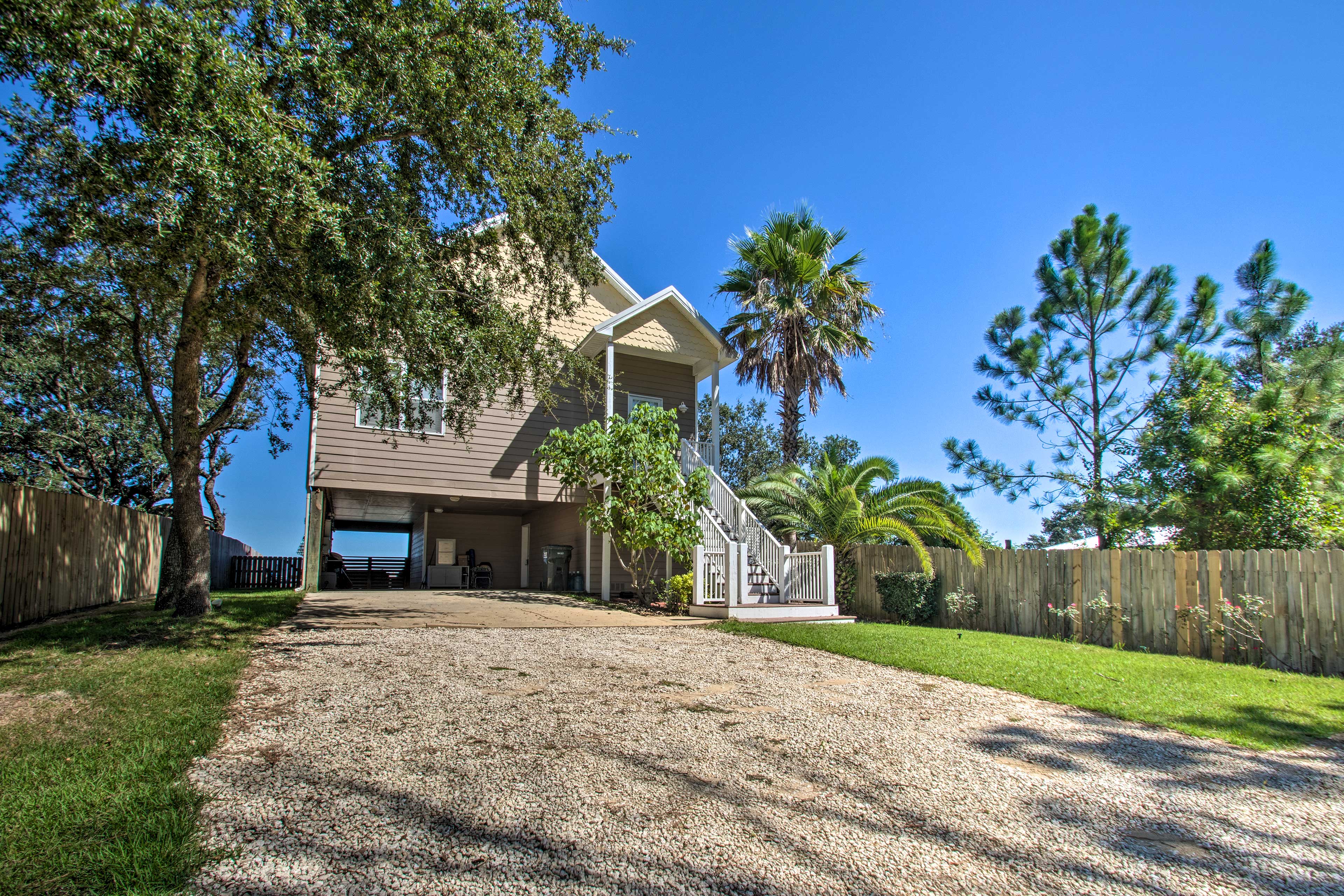 Parking | Driveway (5 Vehicles) | Garage (1 Vehicles)