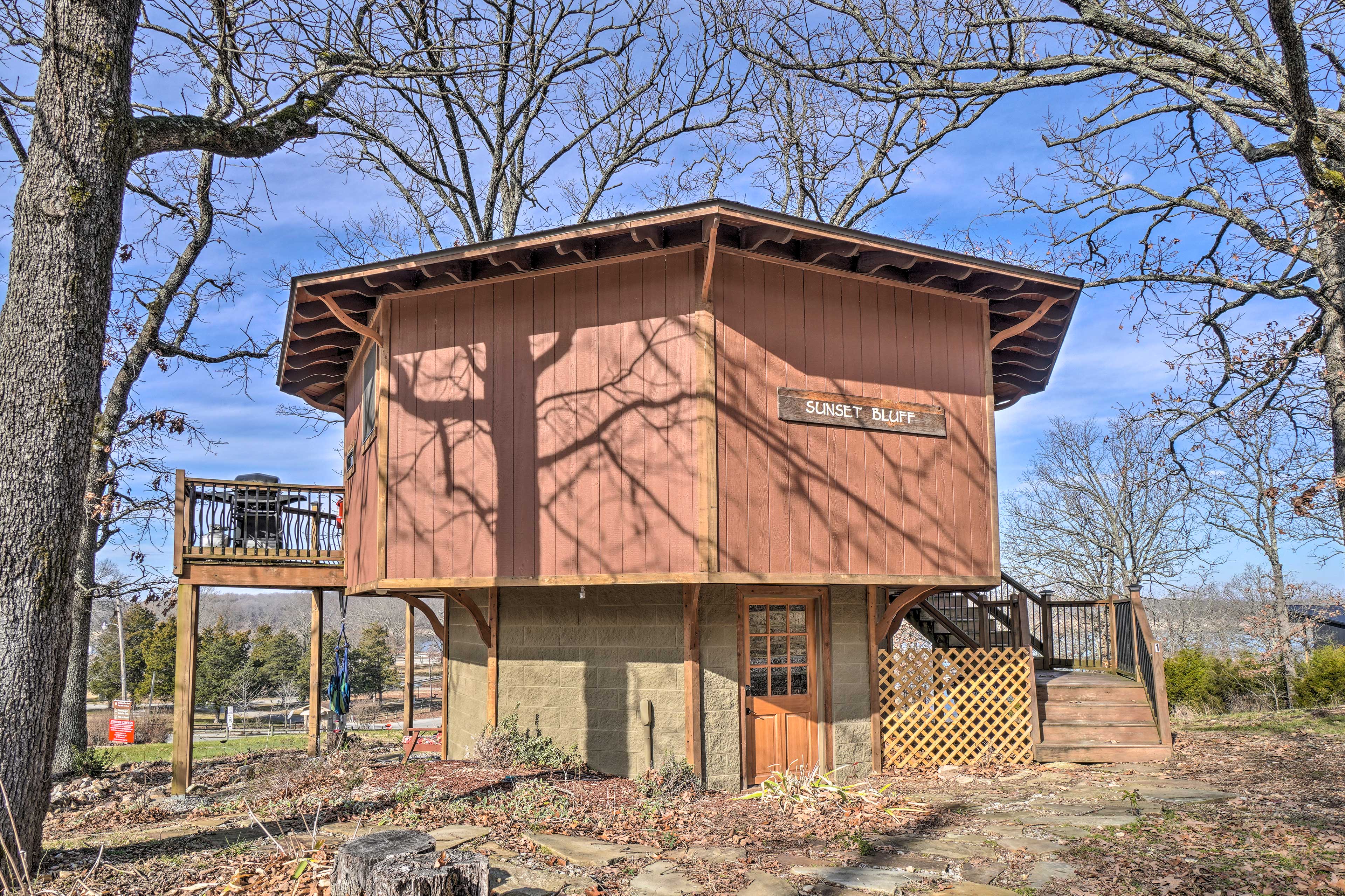 Property Exterior | Picnic Table