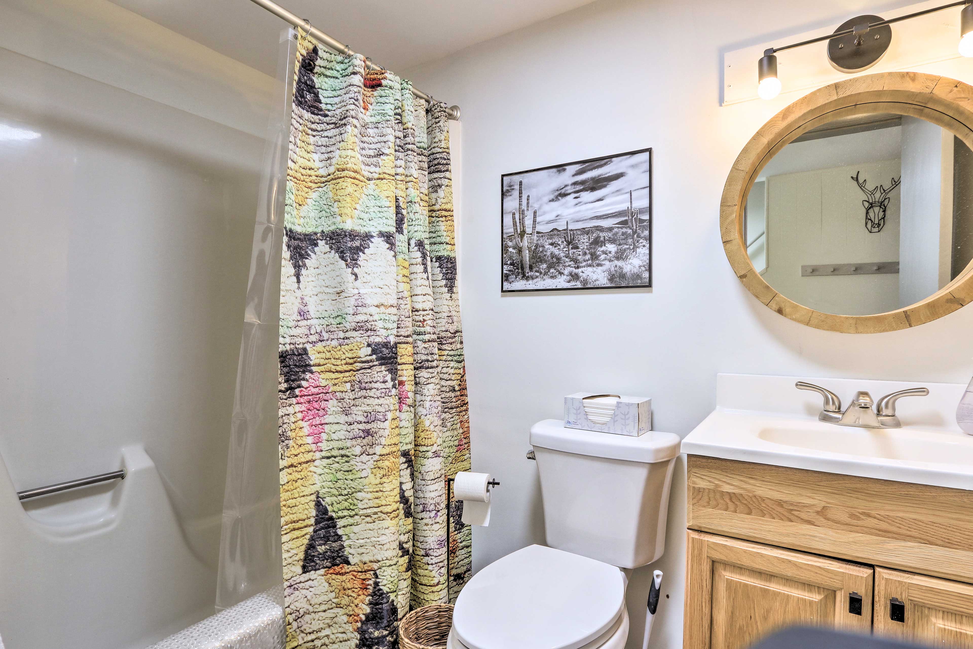 Full Bathroom | Main Level | Towels Provided | Complimentary Toiletries