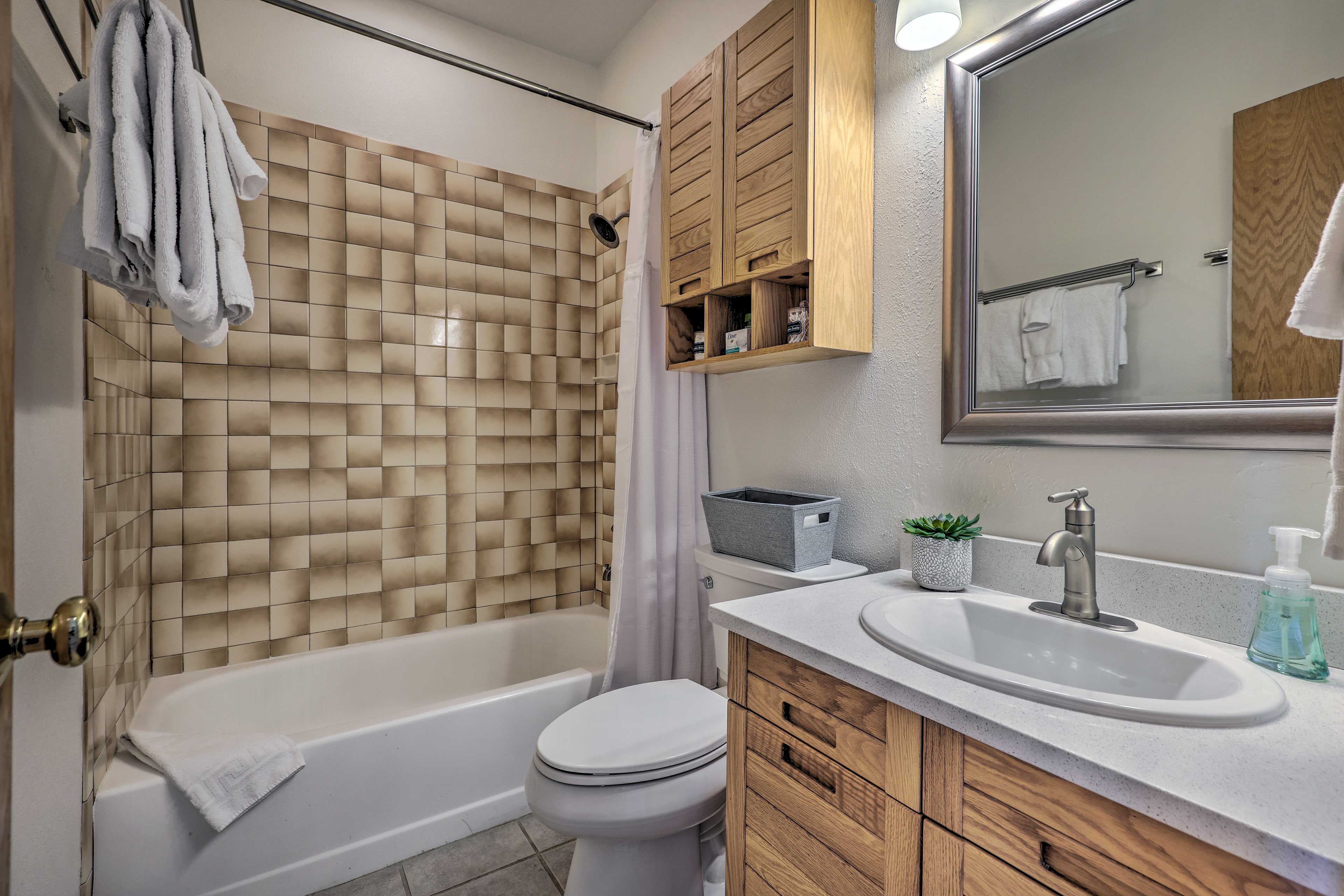 Full Bathroom | Towels Provided | Complimentary Toiletries