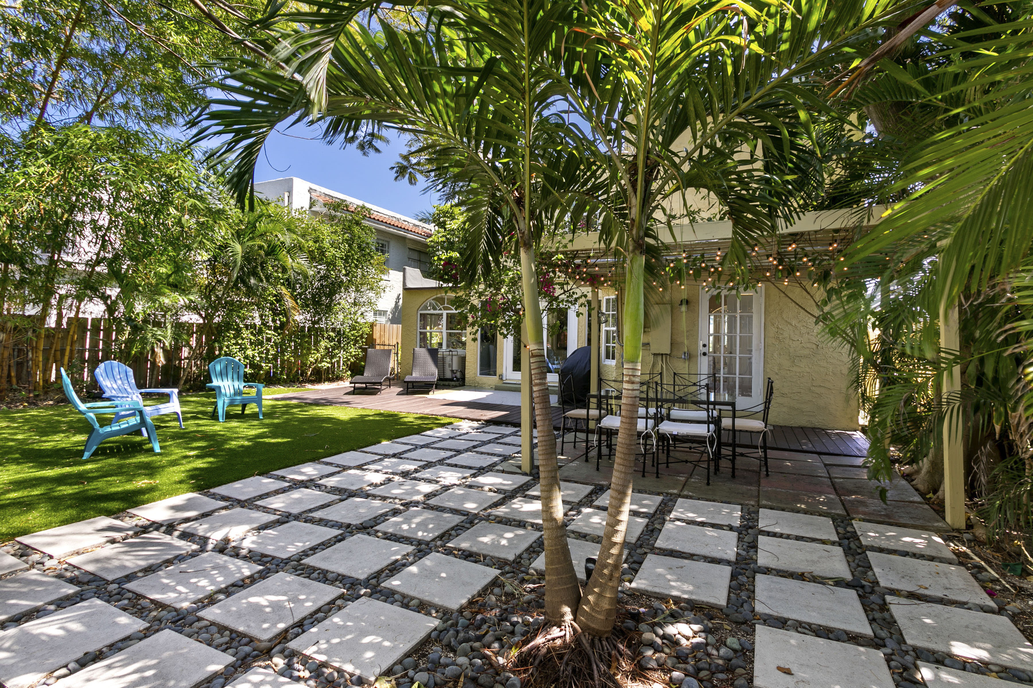 Private Backyard | Outdoor Dining Area