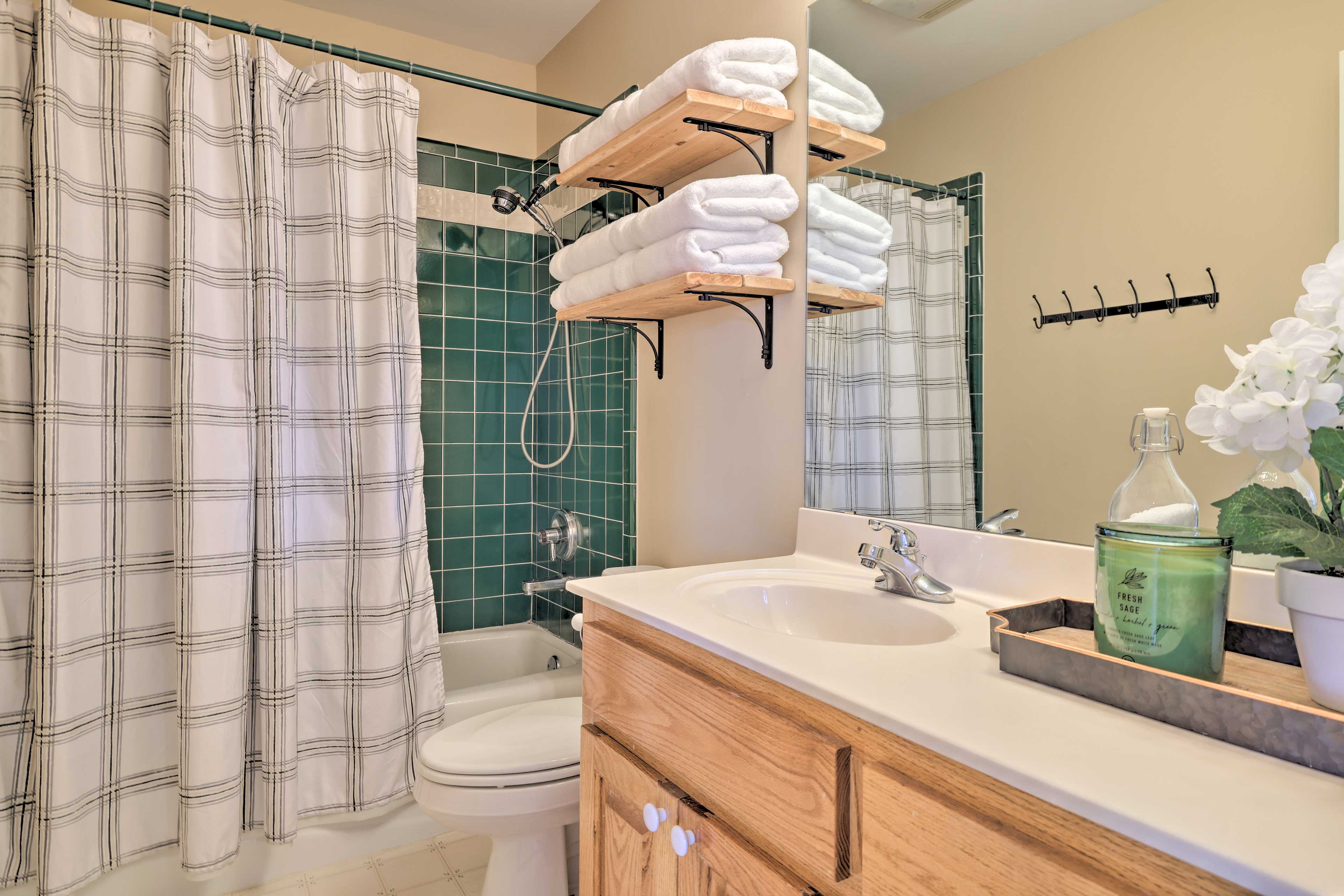 Full Bathroom | Towels Provided