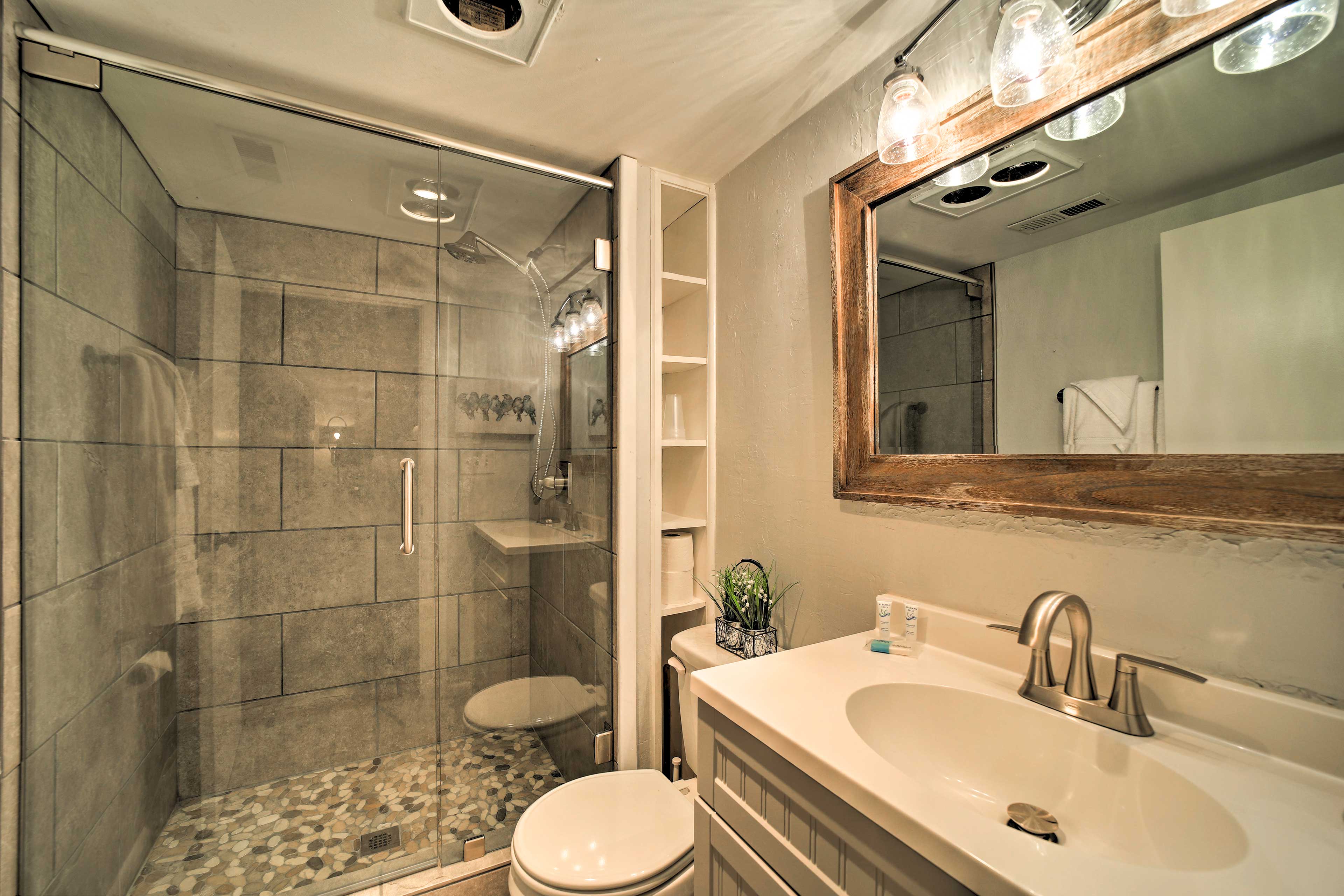 Full Bathroom | Towels Provided | Complimentary Toiletries