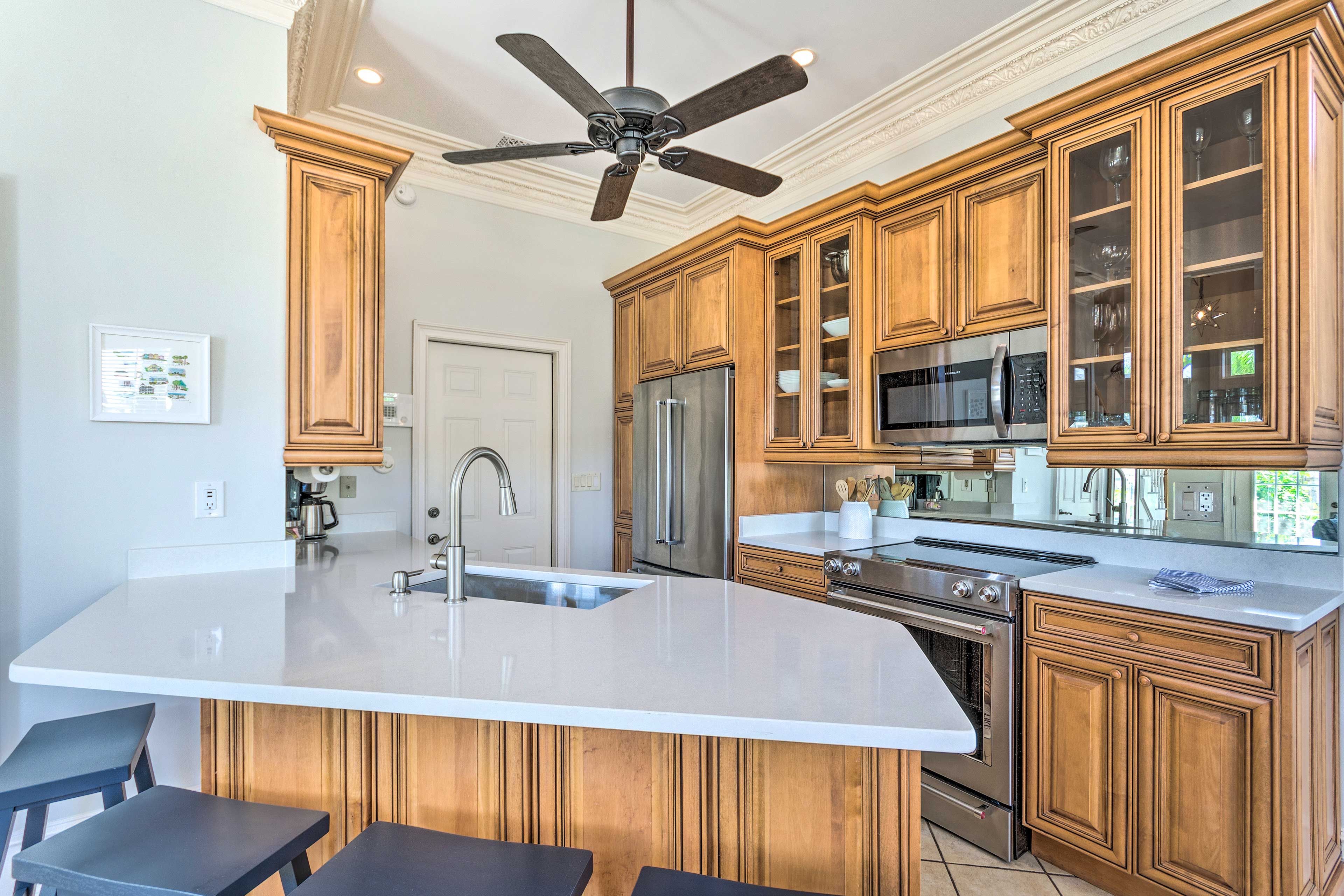 Kitchen | Fully Equipped w/ Cooking Basics