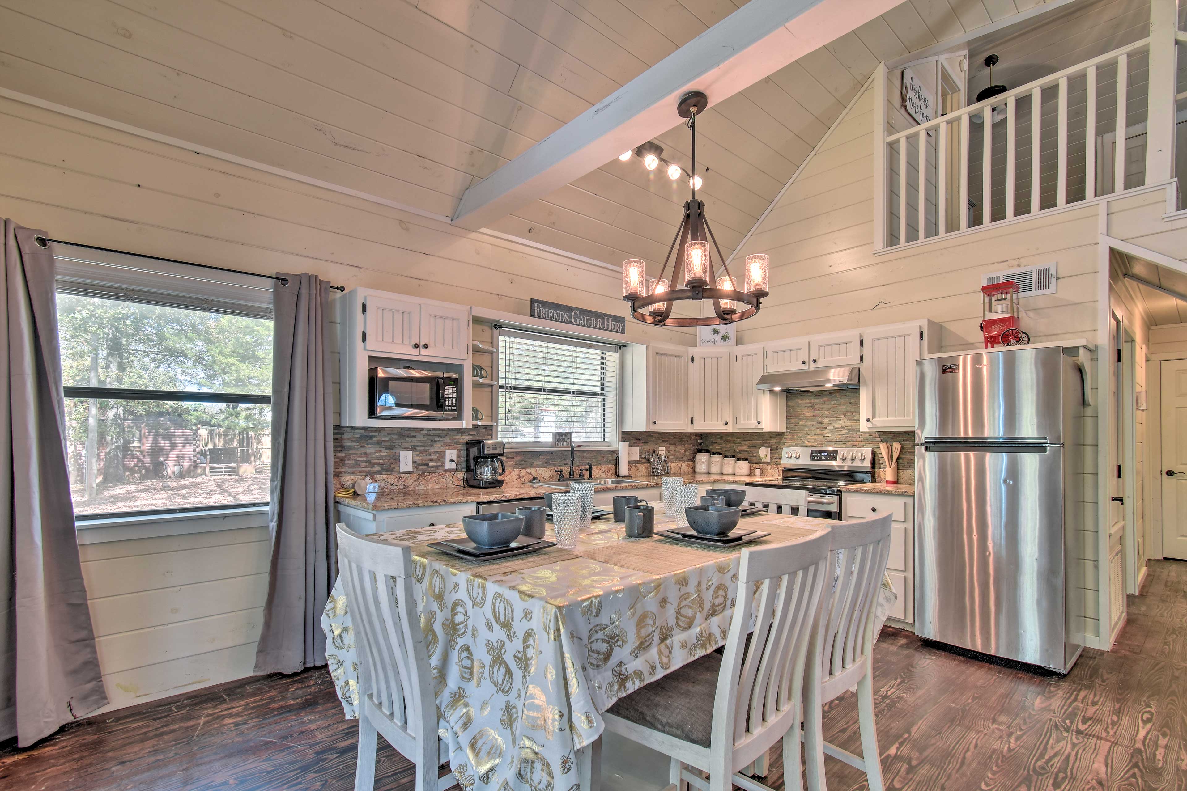 Dining Area | Dishware Provided