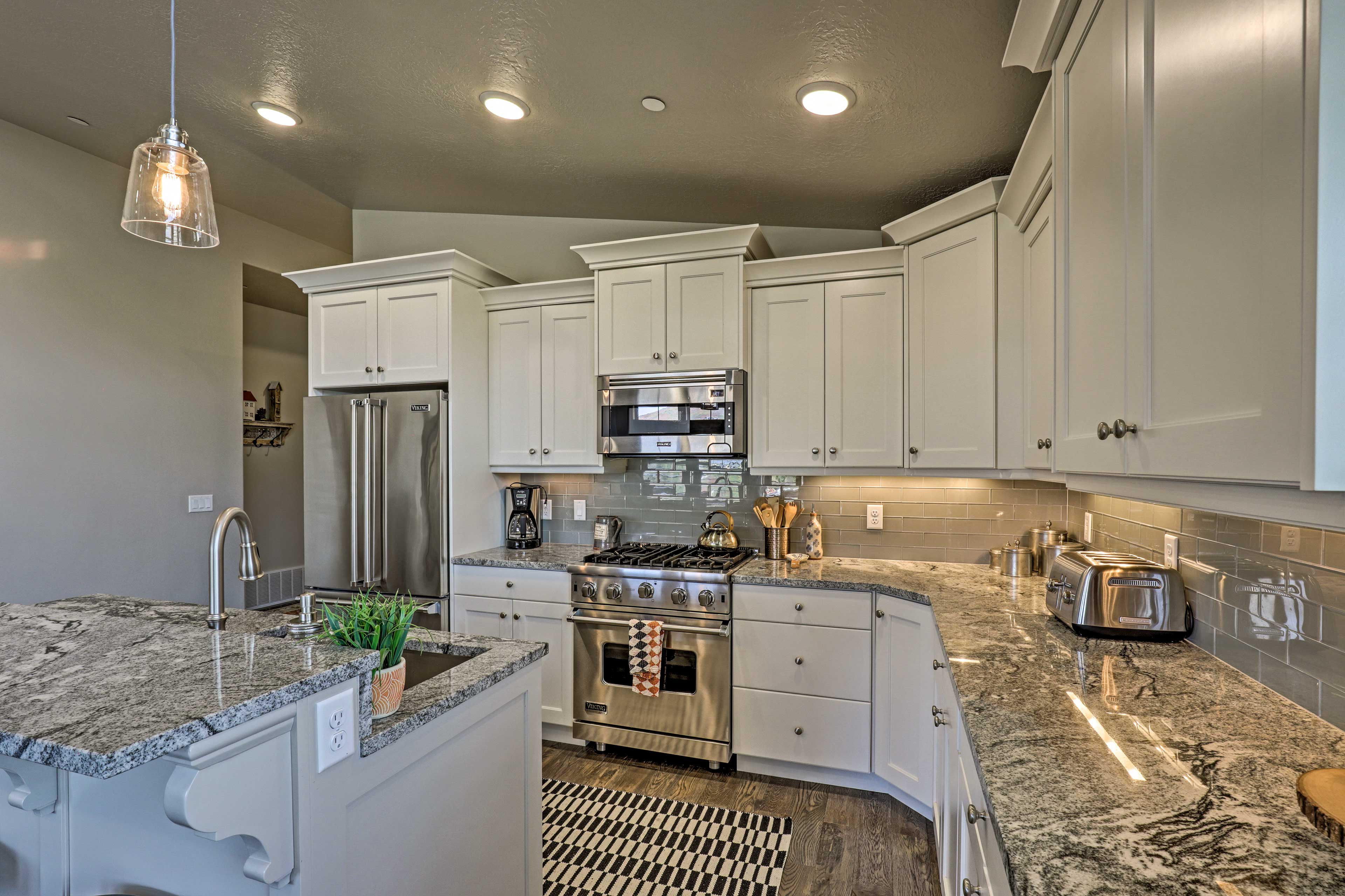 Fully Equipped Kitchen | Dishware & Flatware Provided