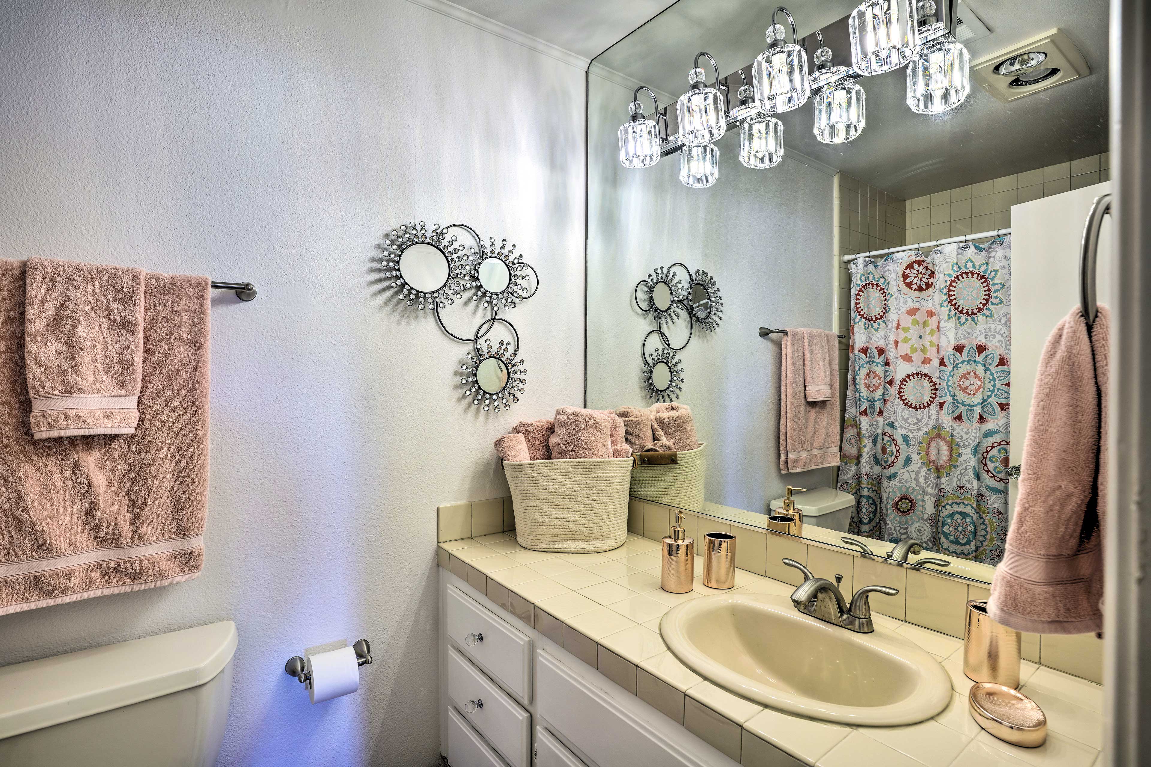 Full Bathroom | Linens & Towels Provided