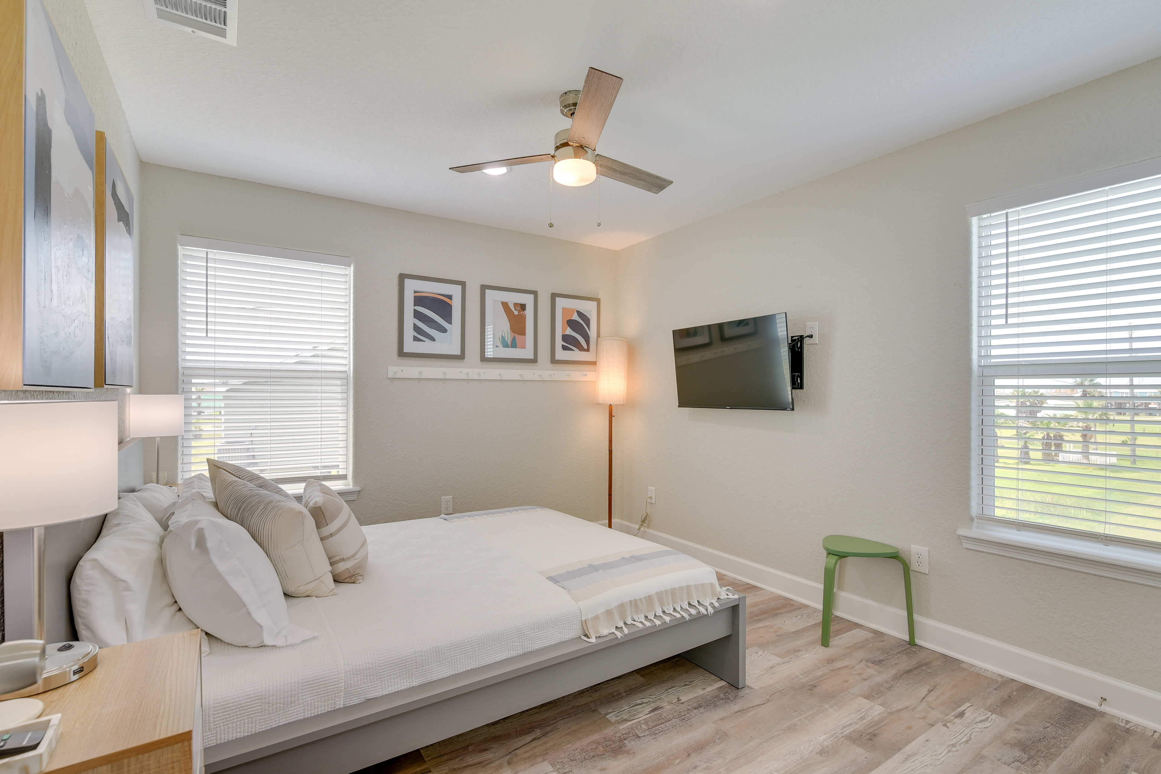 Bedroom 1 | Main Floor | Full Bed | Linens Provided | Smart TV