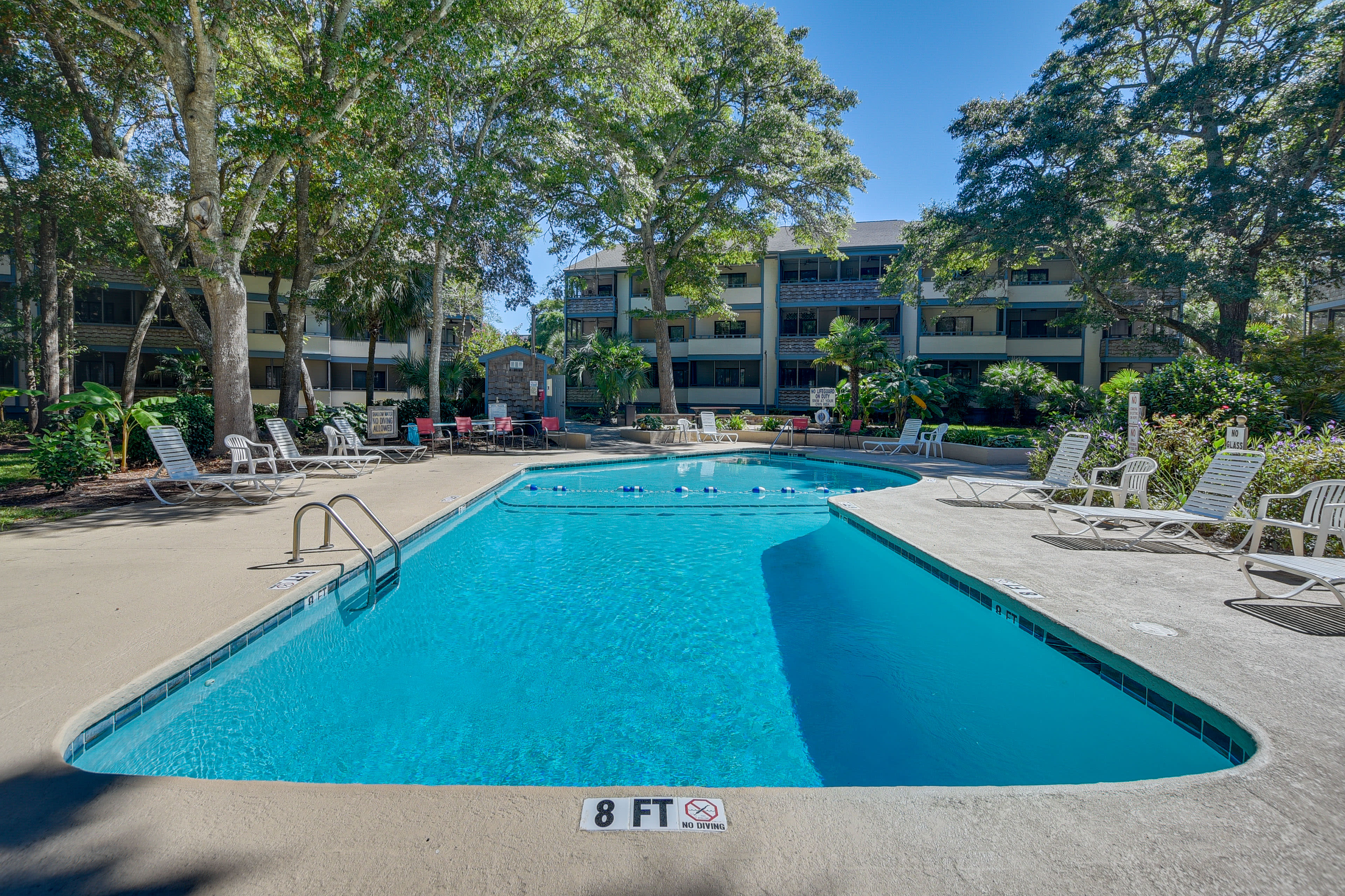 Community Amenities | Outdoor Pool | Sun Deck | Lounge Chairs | Dining Areas
