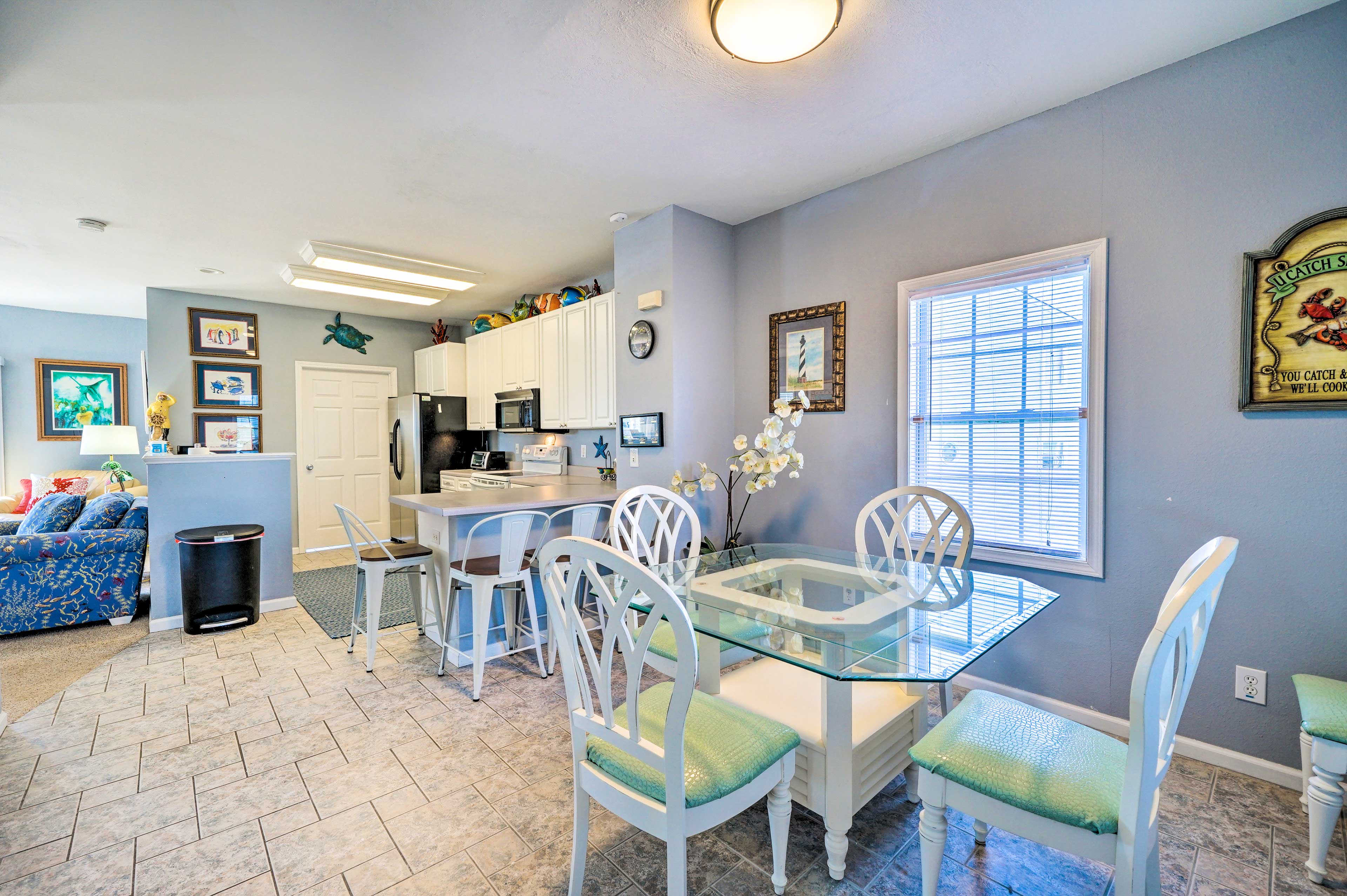 Dining Area | Dishware Provided