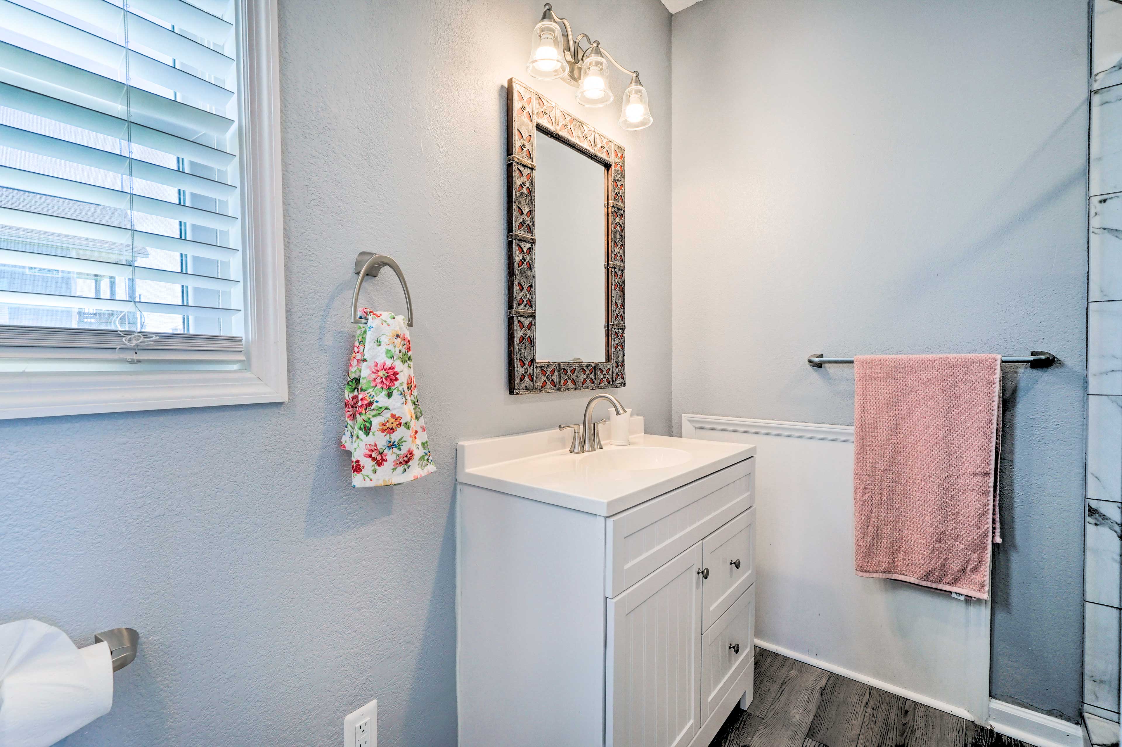 Full Bathroom | Towels Provided