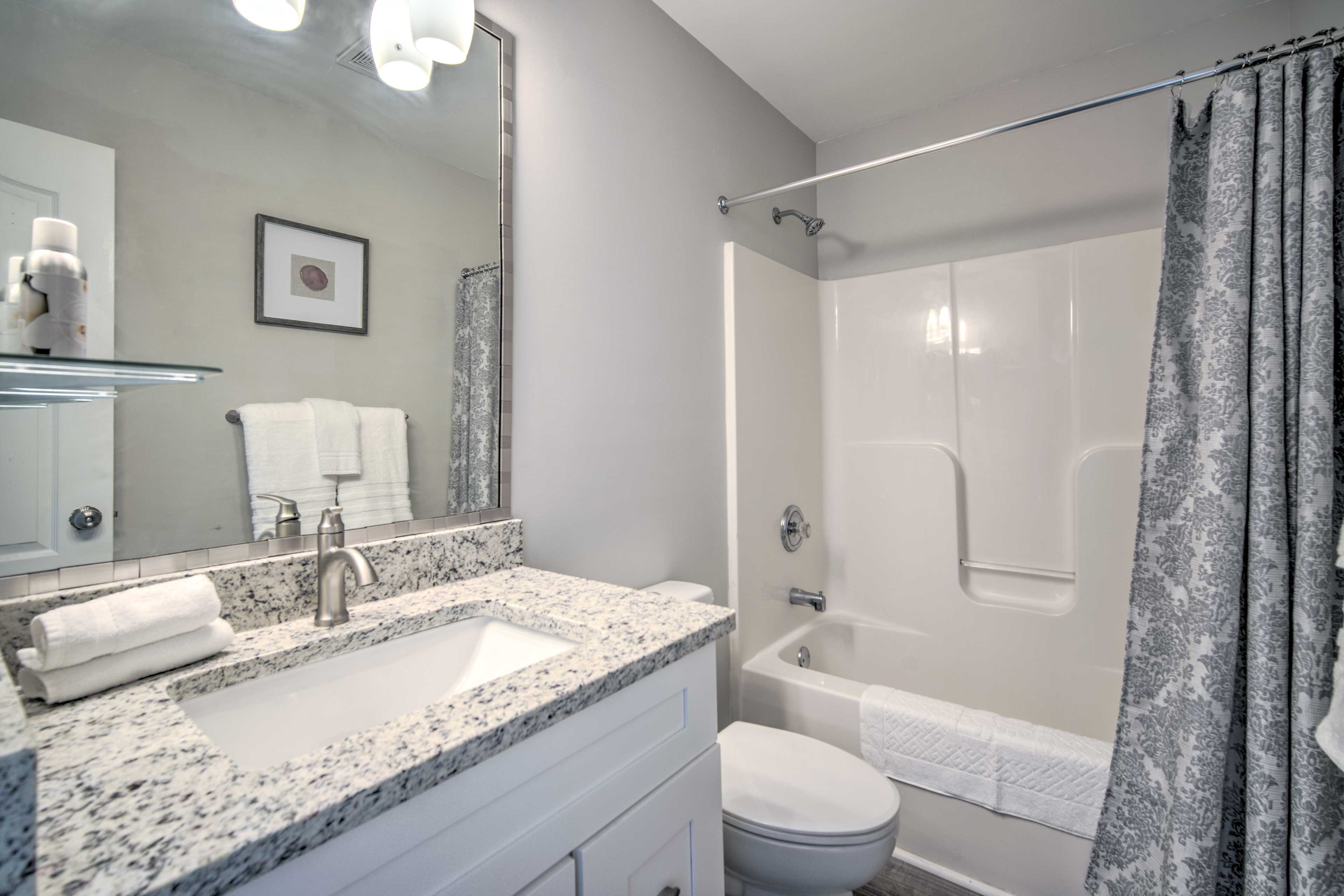 Full Bathroom | 3rd Level | Towels Provided