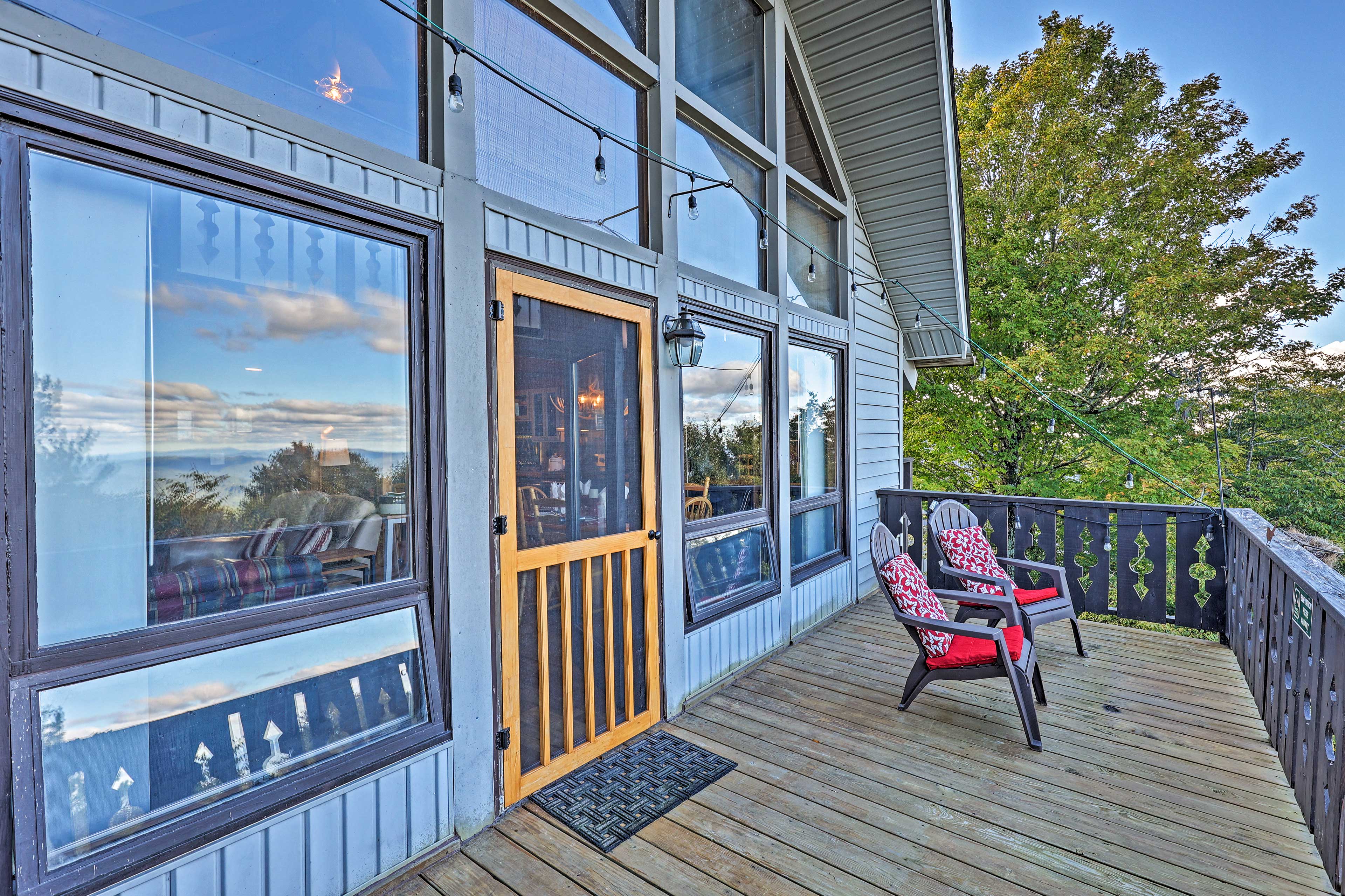 2nd-Floor Deck | 1 Mile to Beech Mountain Ski Resort