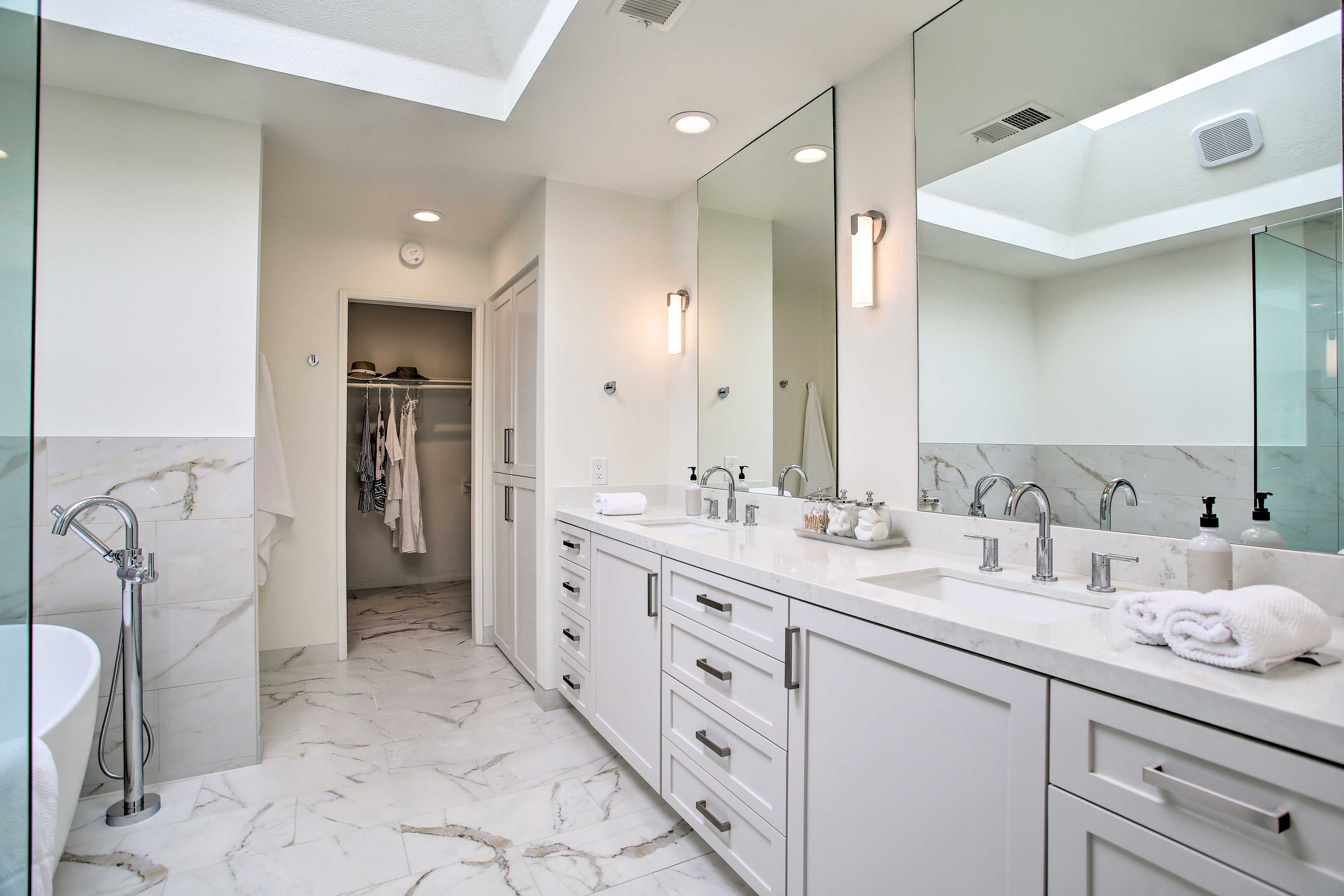 Full Bathroom | Access via Bedroom 1 | Complimentary Toiletries