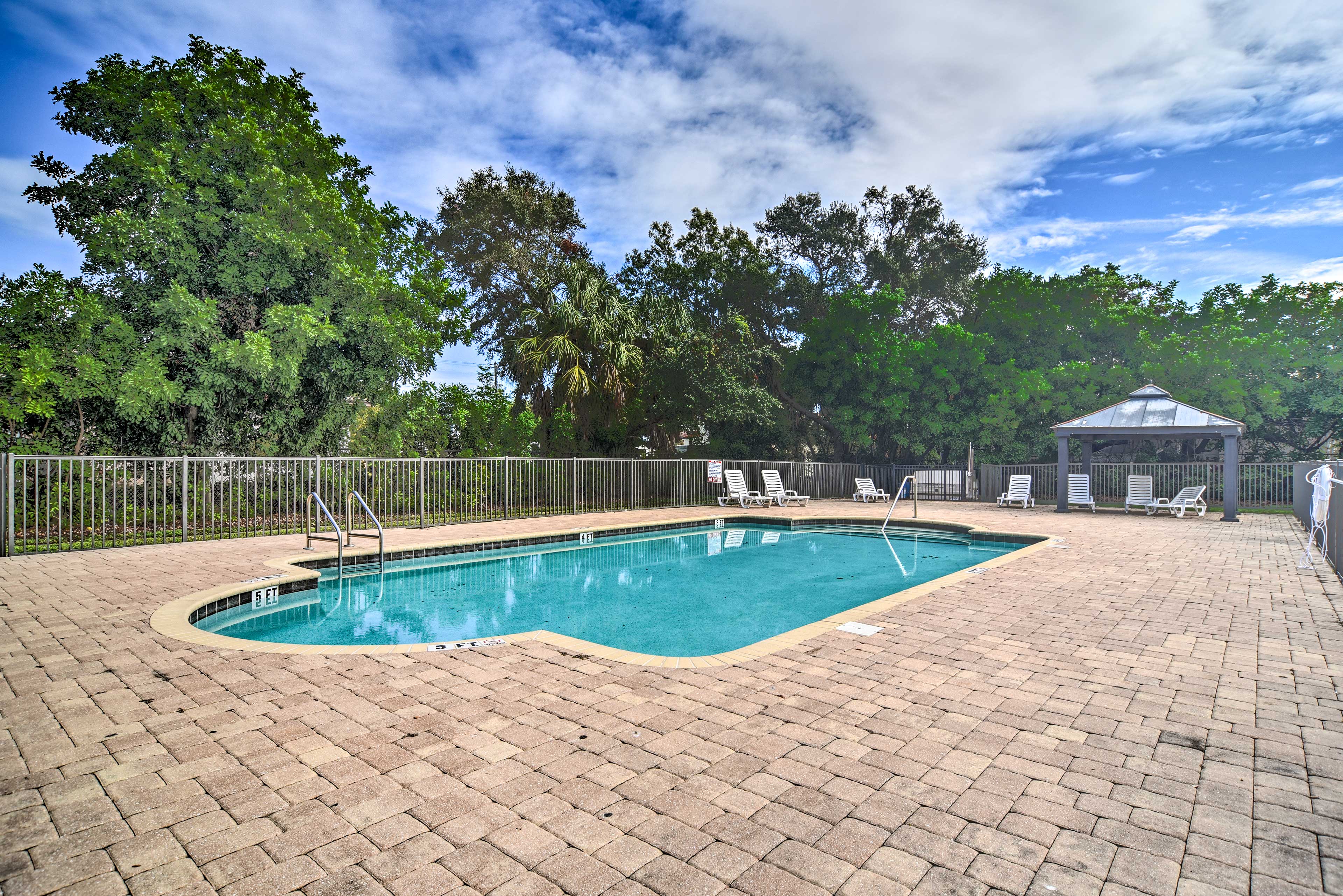 Lakeside Crossing Community Pool