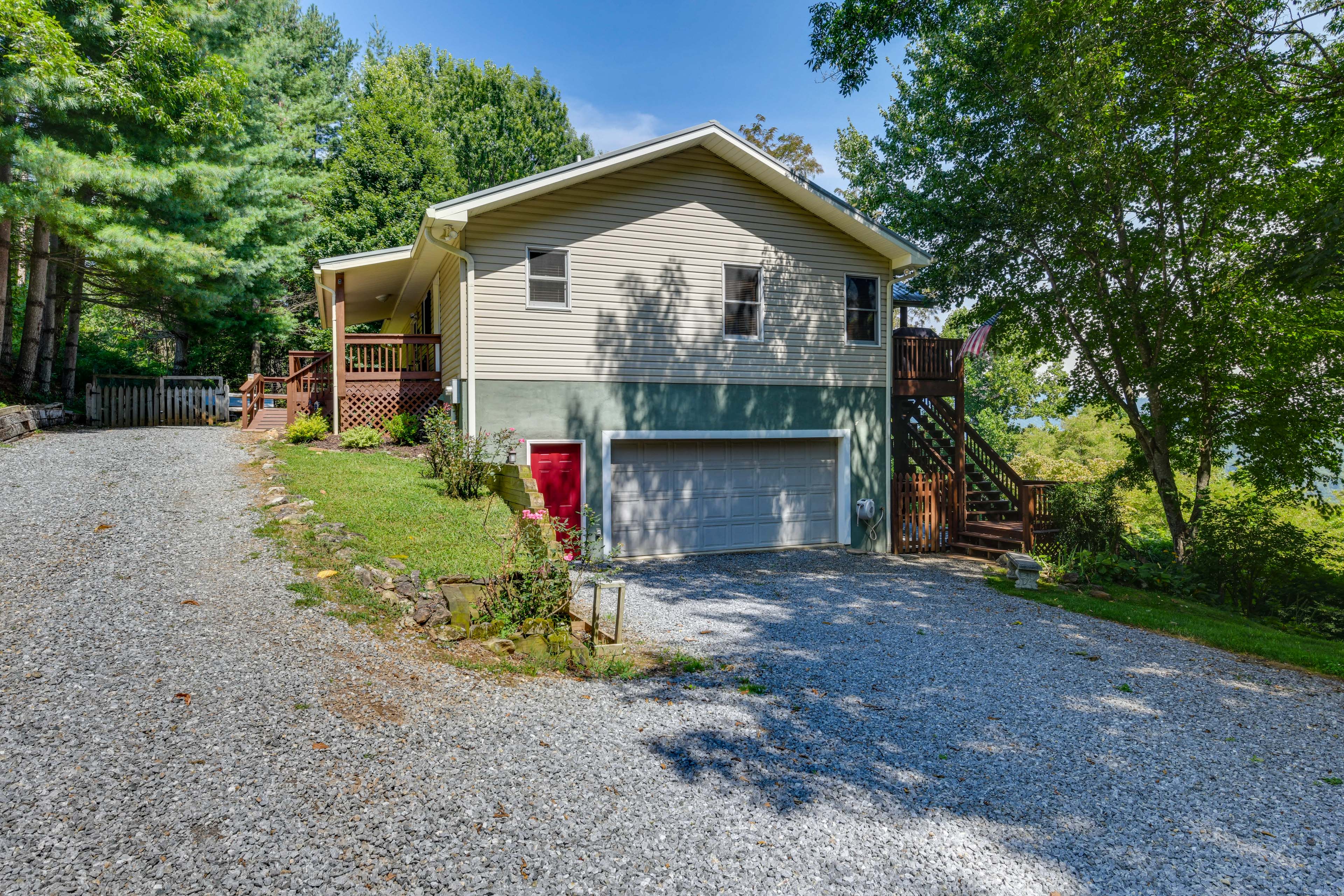 Parking | Garage (2 Vehicles) | Driveway (2 Vehicles) | RV/Trailer Parking