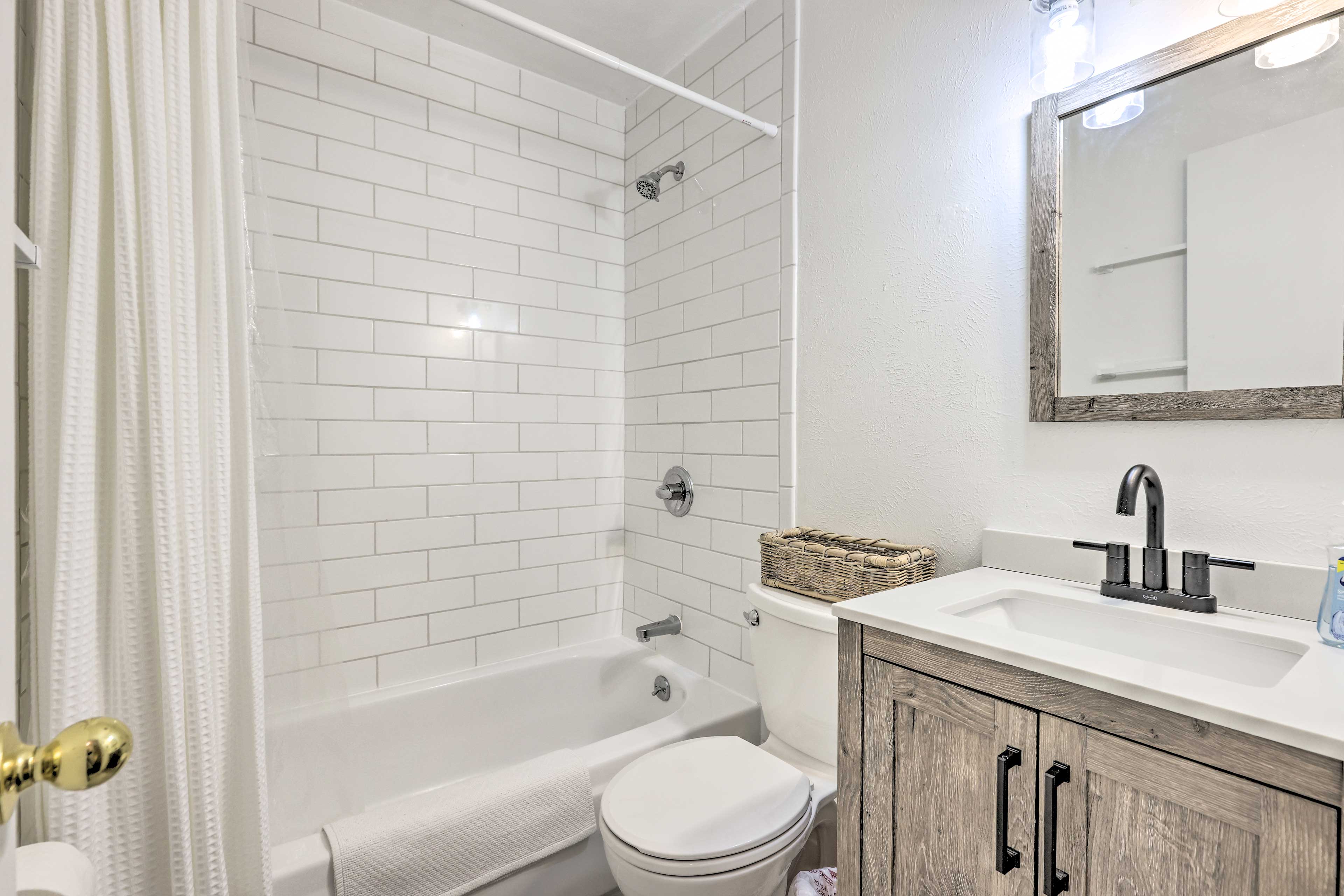 Full Bathroom | Upper Level | Towels Provided