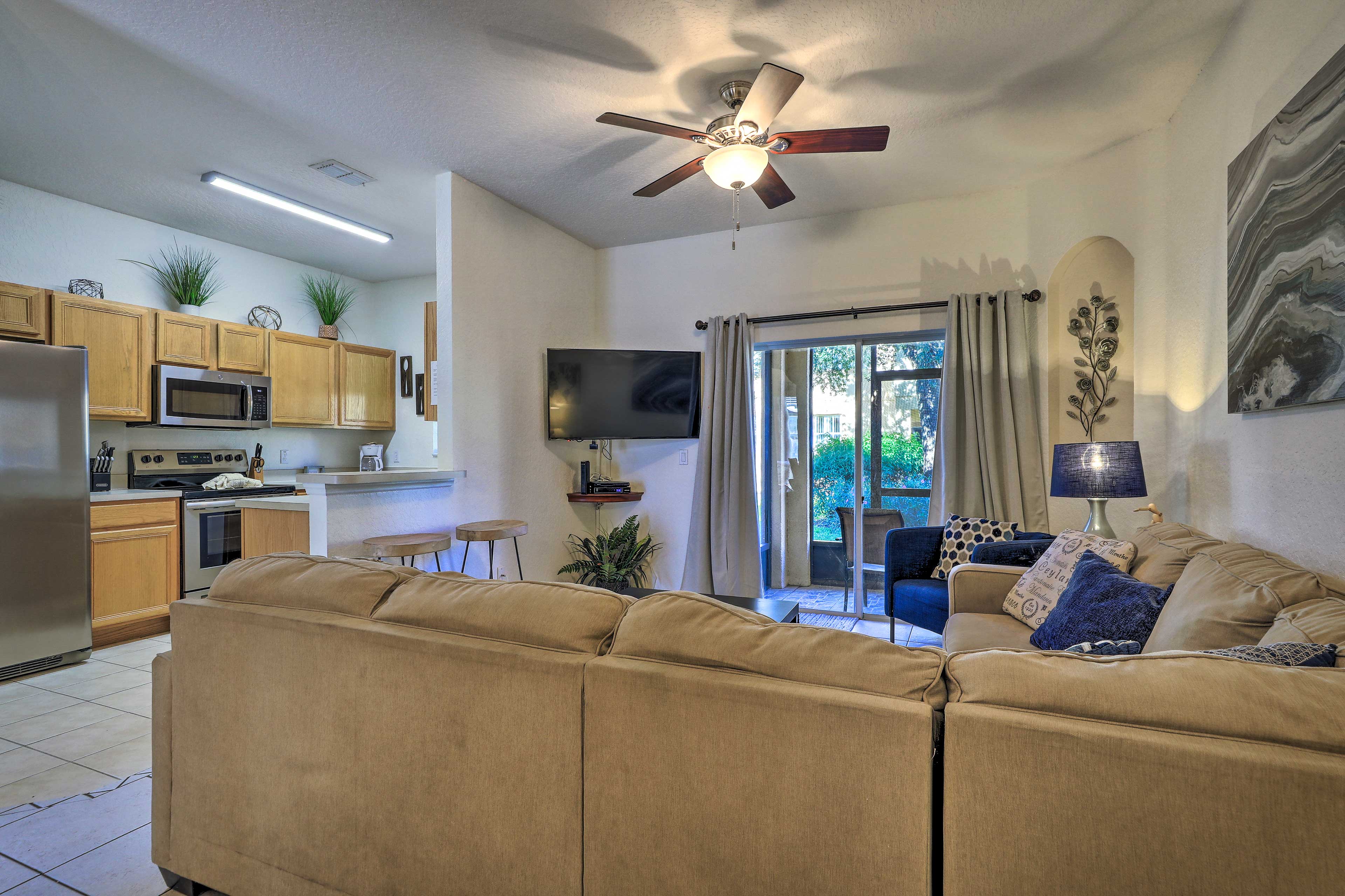 Living Room | Smart TV w/ Cable | DVD Player | Access to Lanai