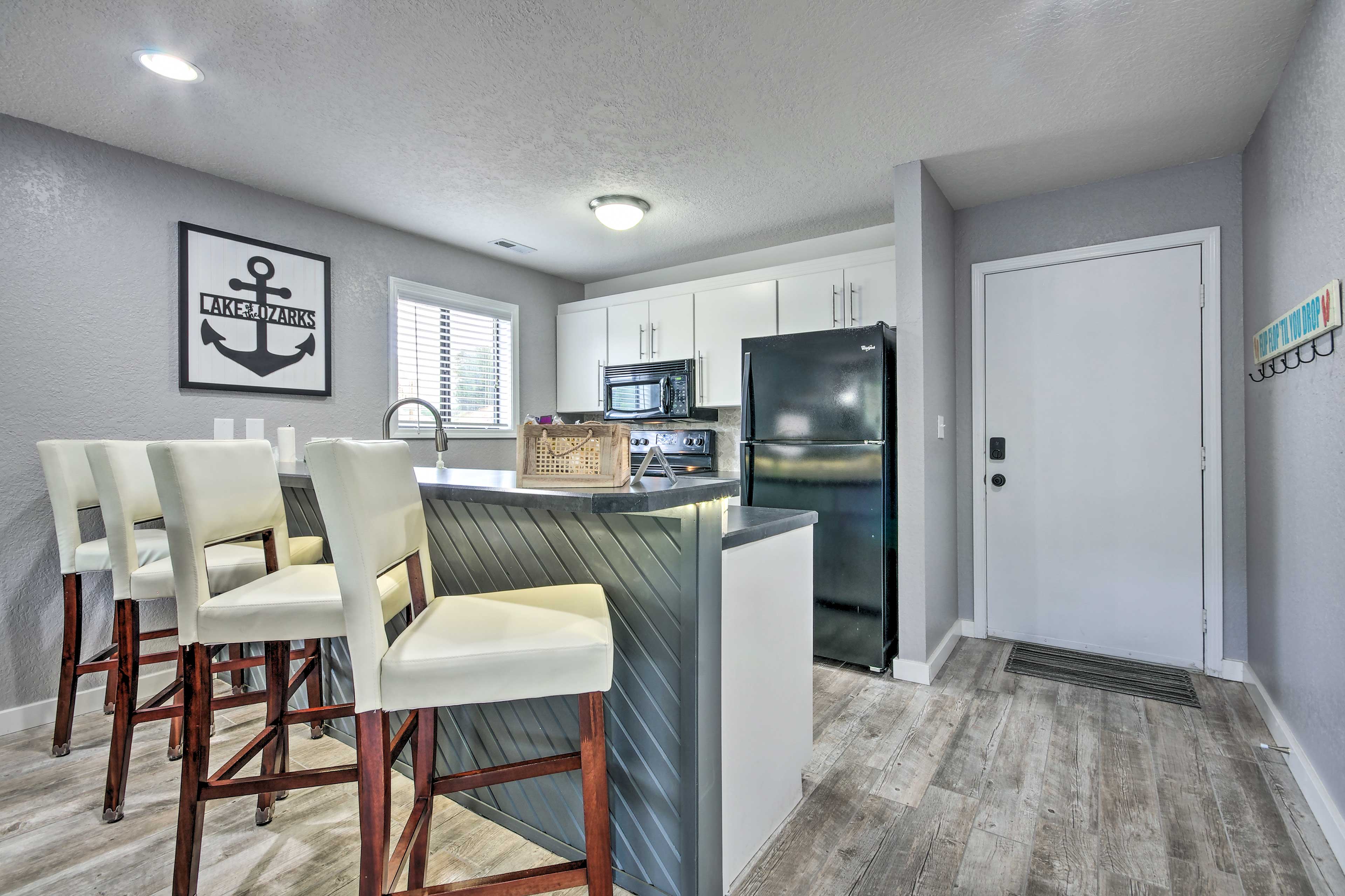 Kitchen & Front Entry | 4-Person Breakfast Bar