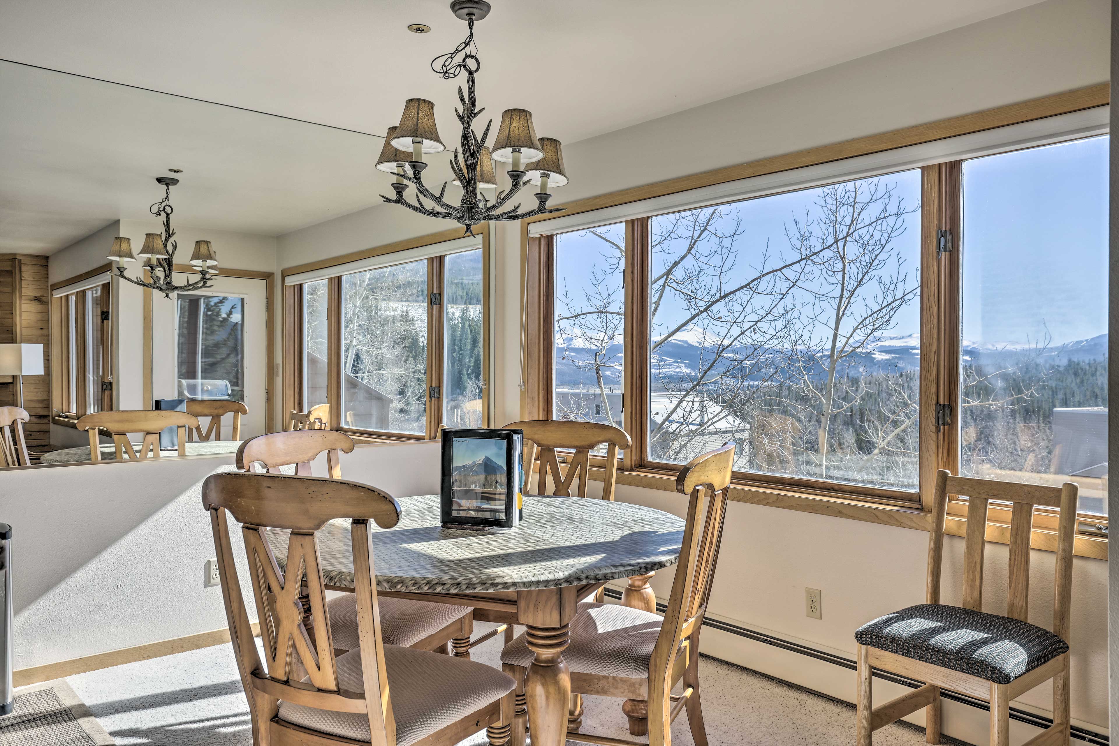 Dining Area | Dishware/Flatware Provided