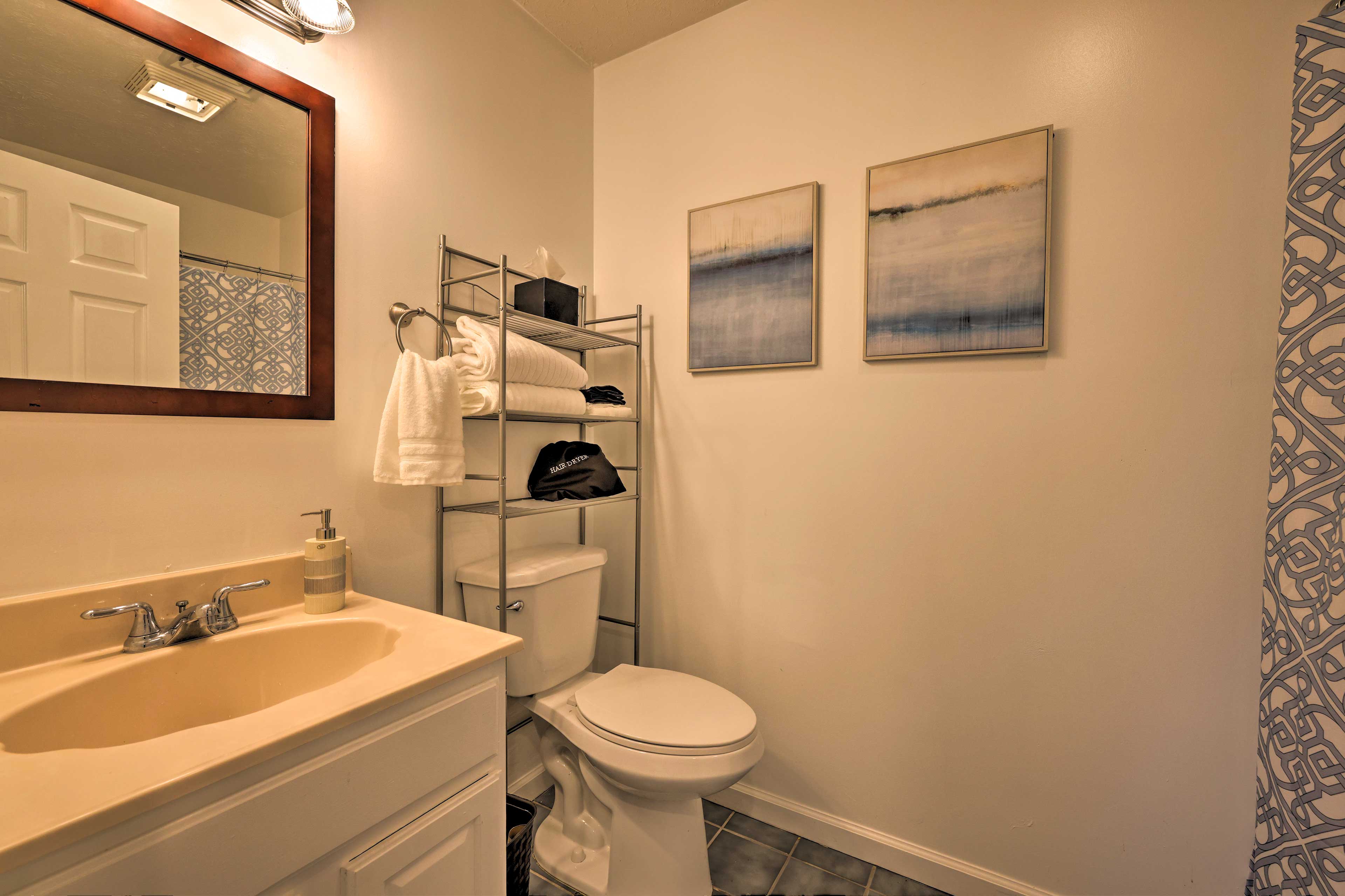 Full Bathroom | Main Level | Complimentary Toiletries