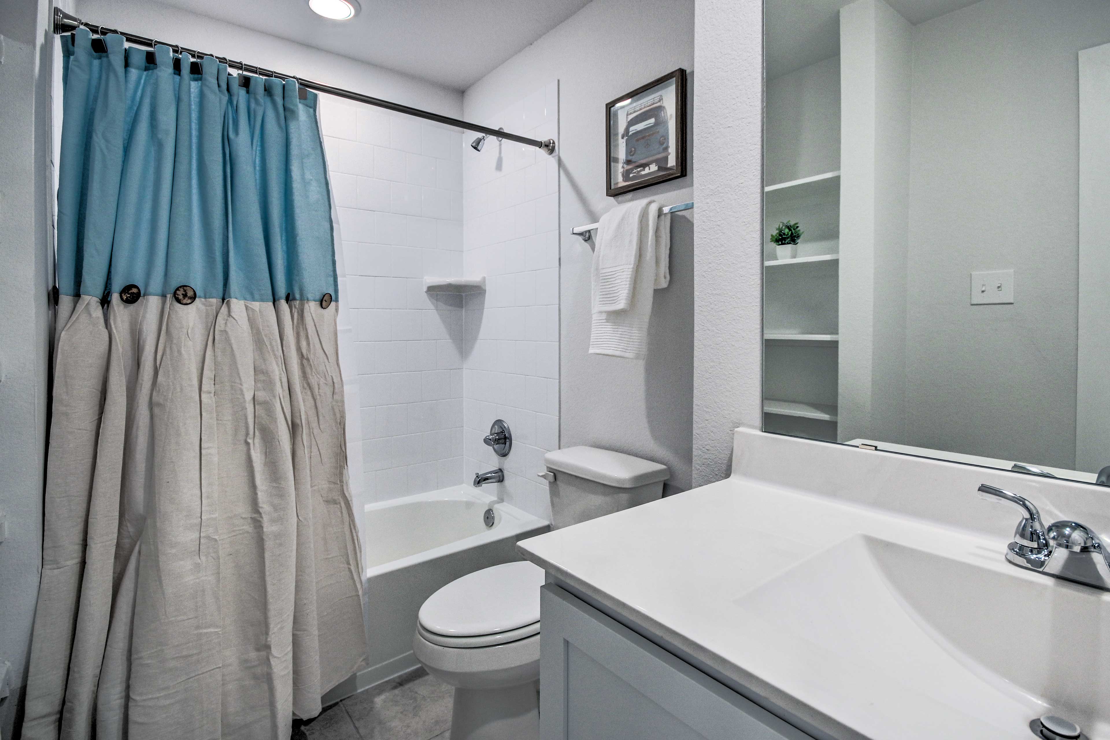 Full Bathroom | Complimentary Toiletries | 2nd Floor