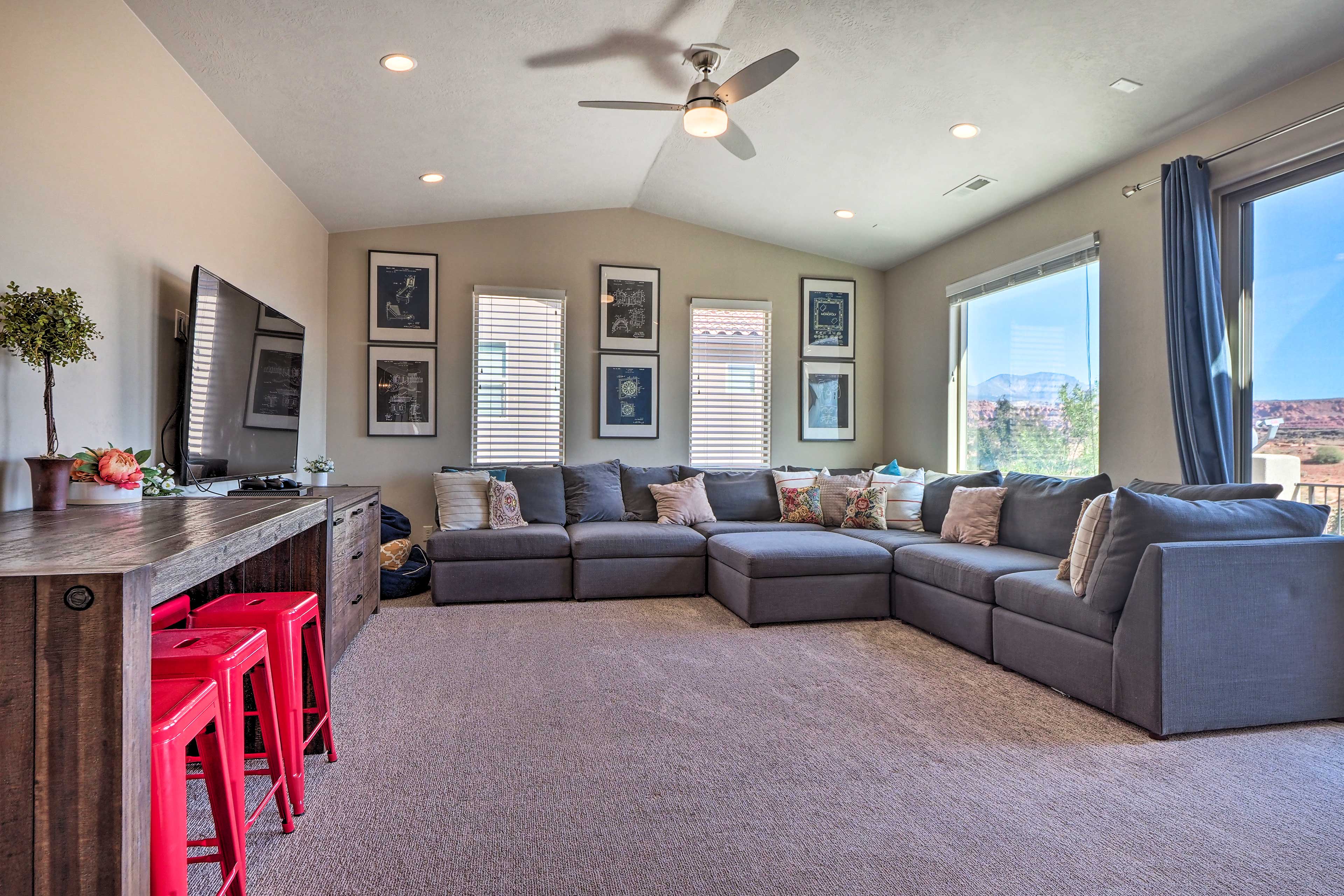 Living Room | 2nd Floor | Smart TV | Table w/ Seating