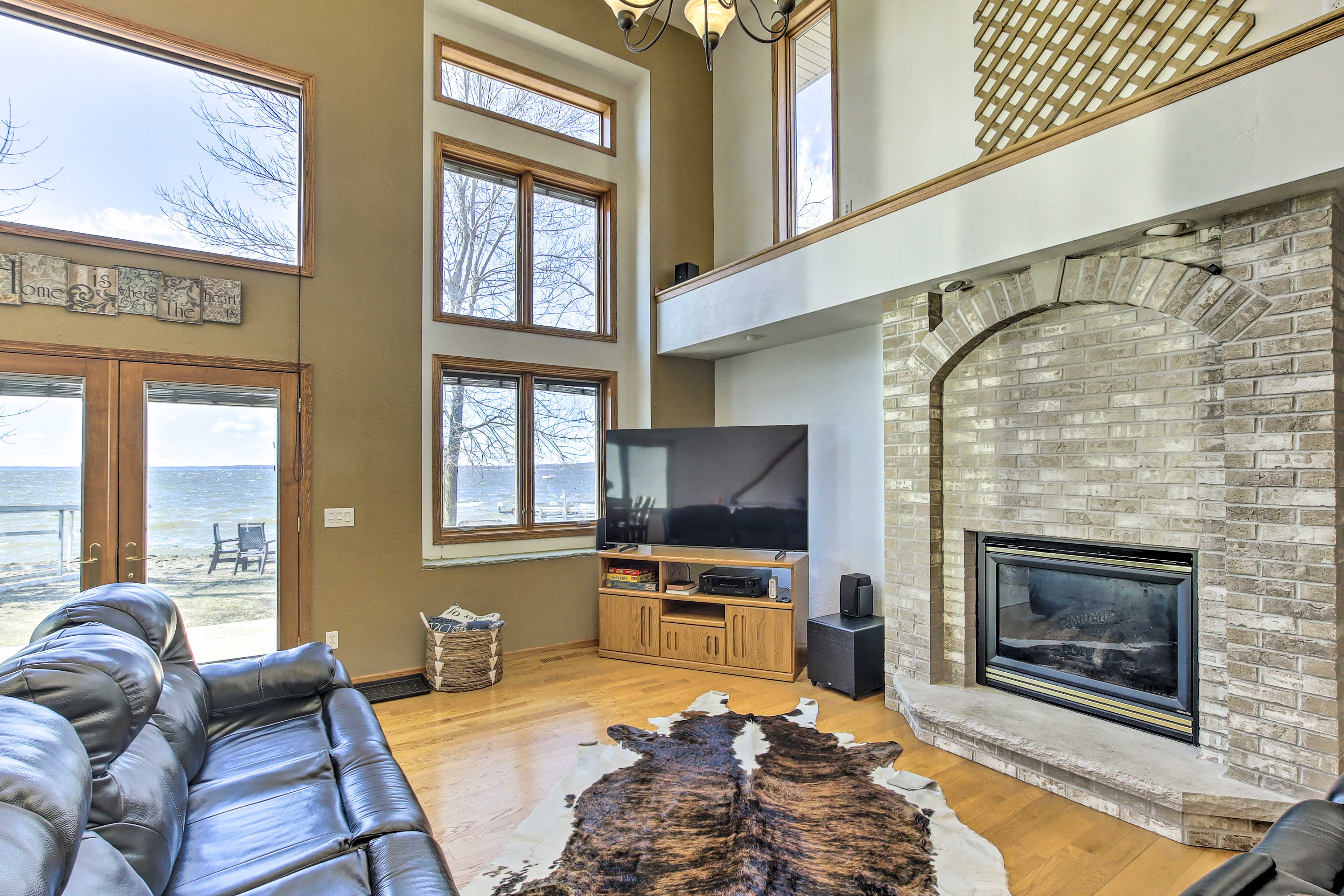 Living Room | Fireplace | Smart TVs | Free WiFi