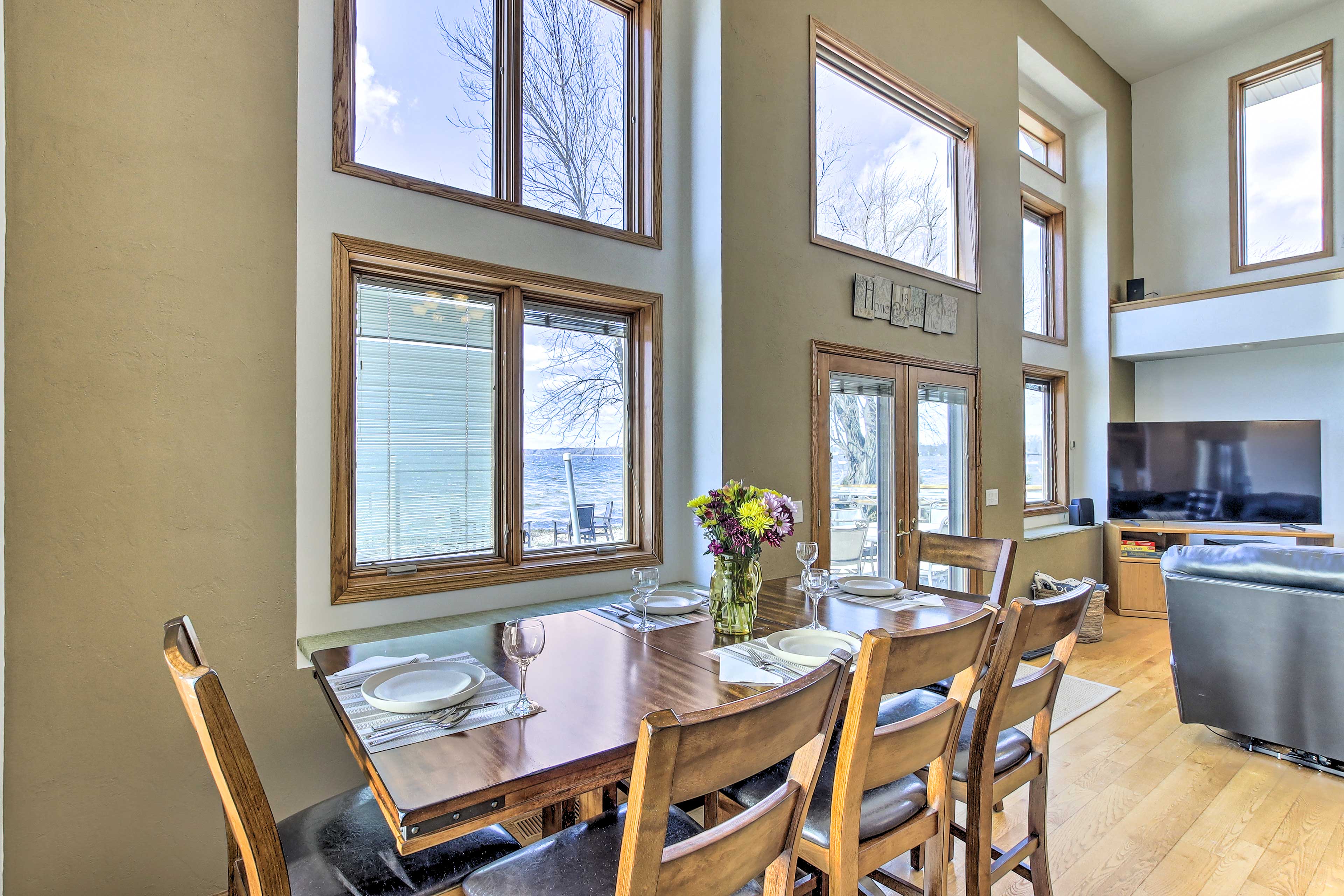 Dining Area | Dishware & Flatware Provided