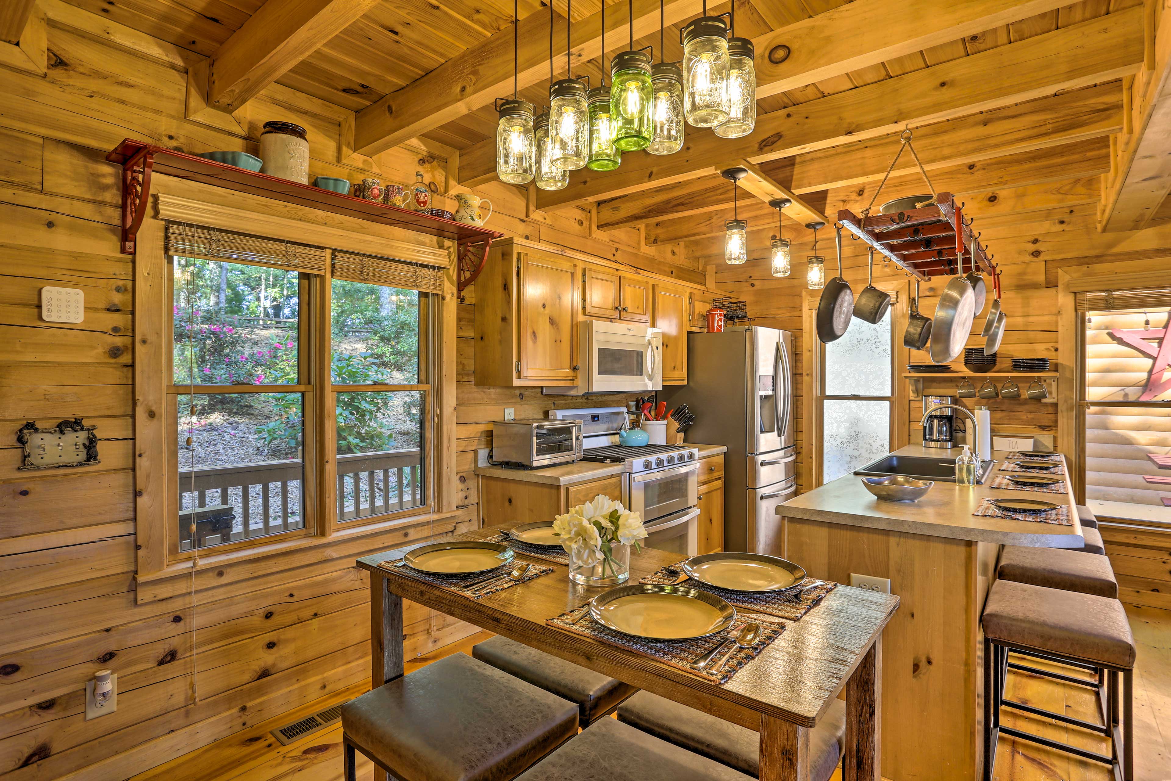 Dining Area | Dishware Provided