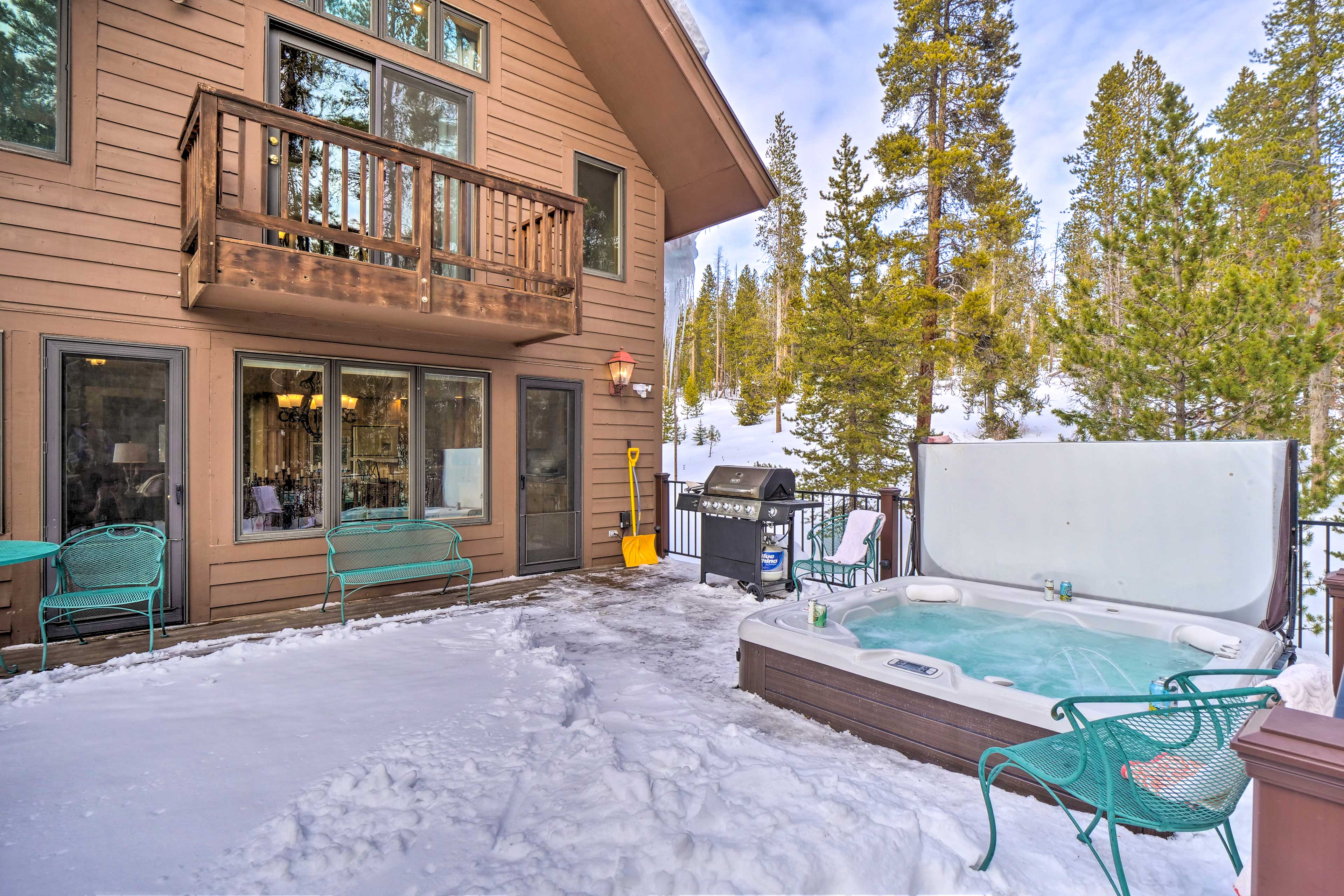 Deck w/ Private Hot Tub & Gas Grill