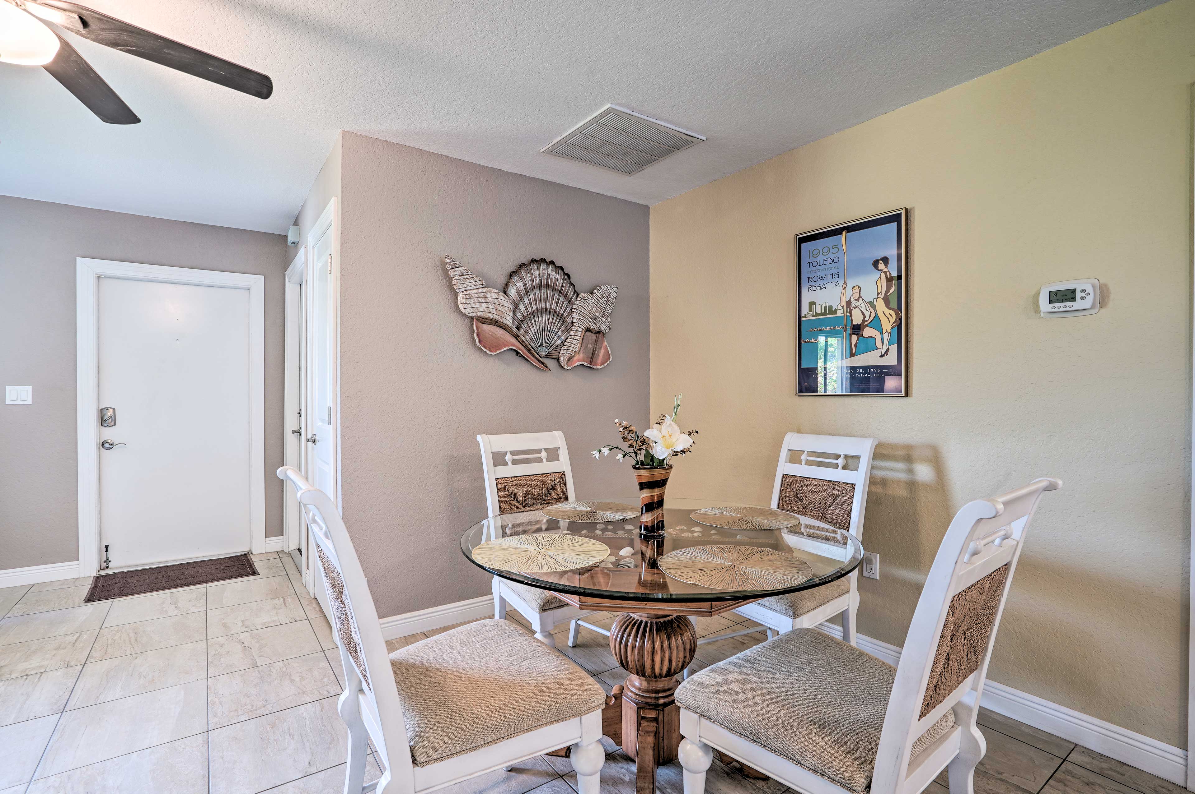 Dining Area | Dishware/Flatware Provided