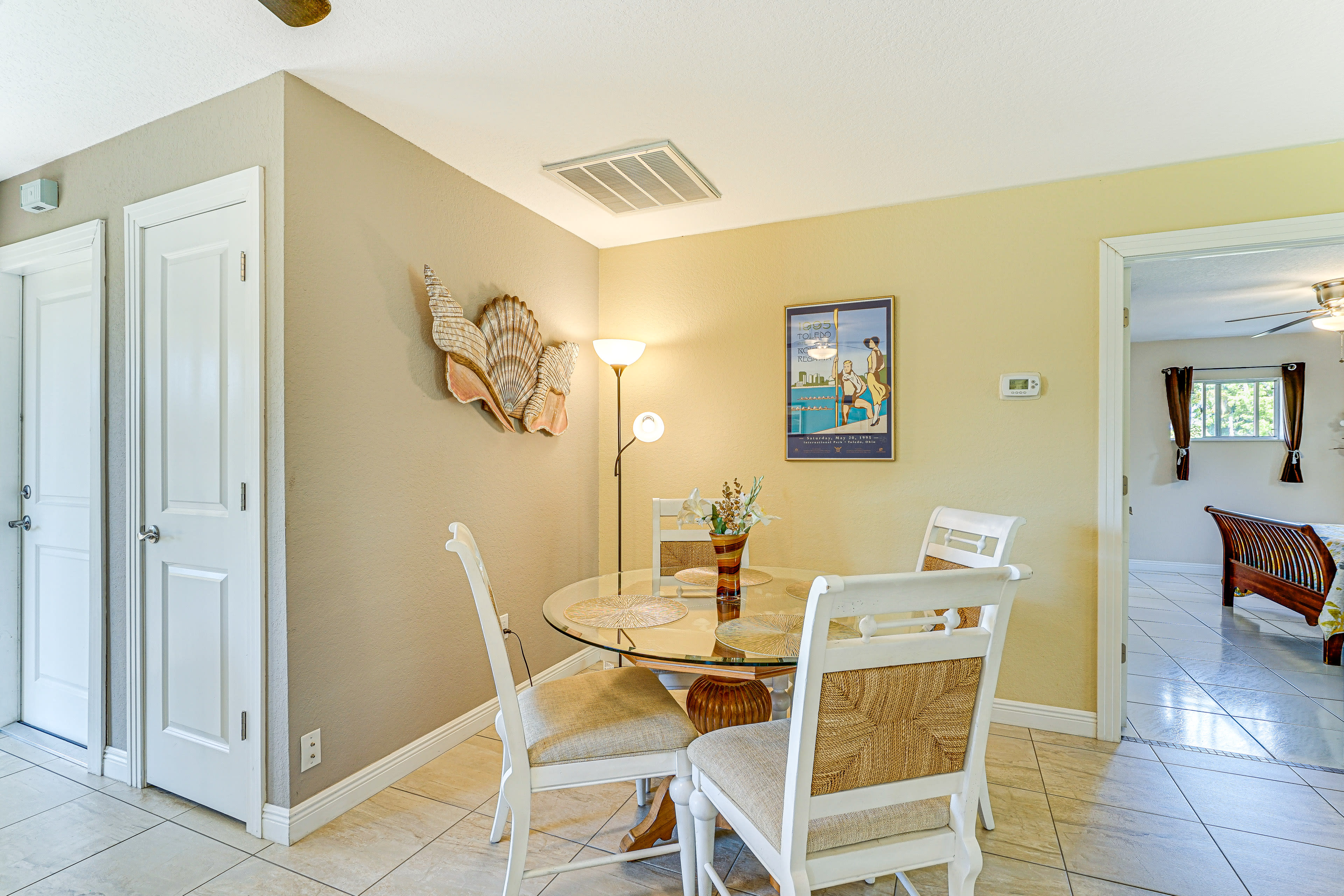 Dining Area | Dishware/Flatware Provided