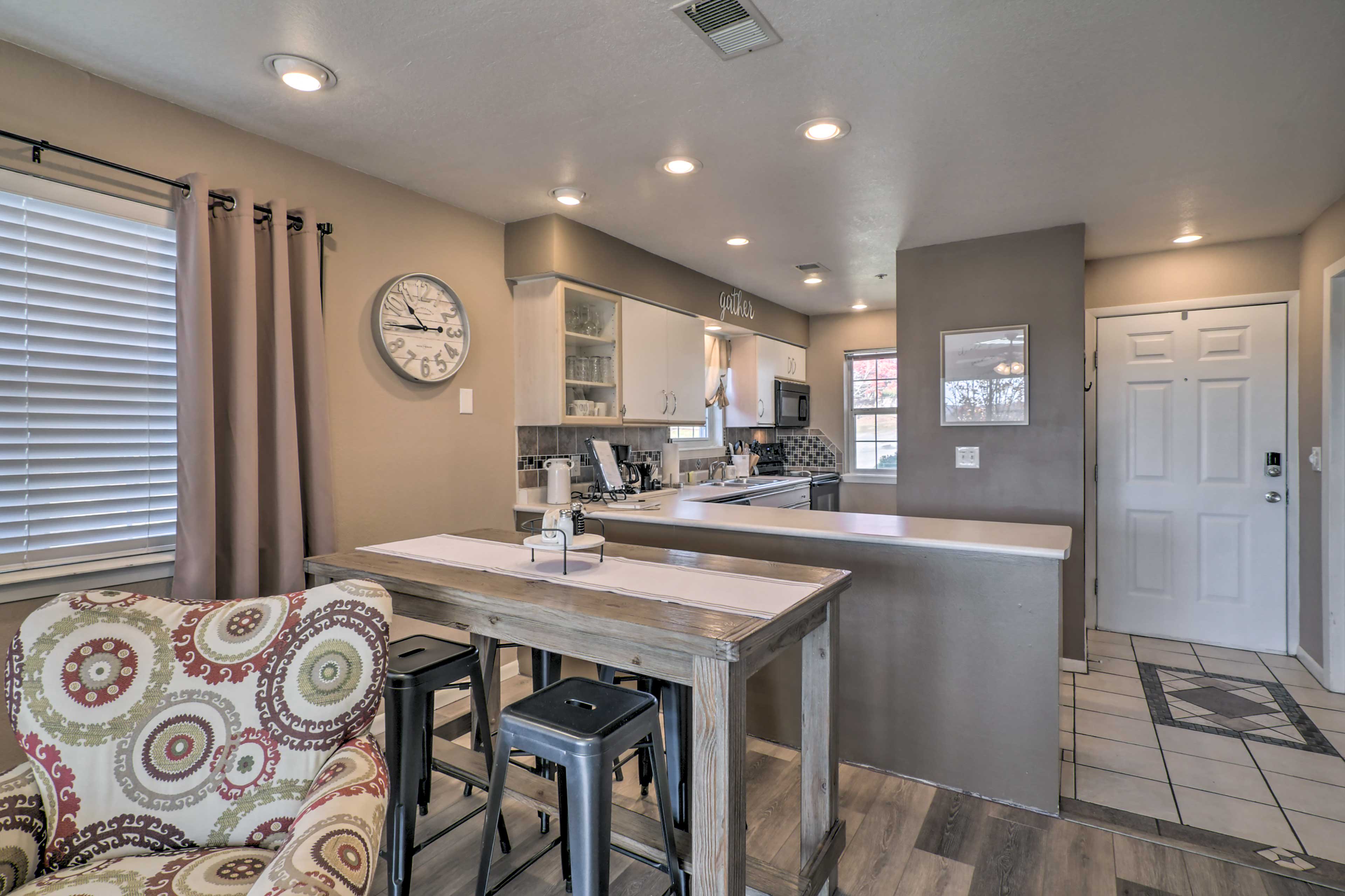 Dining Room | Dishware/Flatware Provided