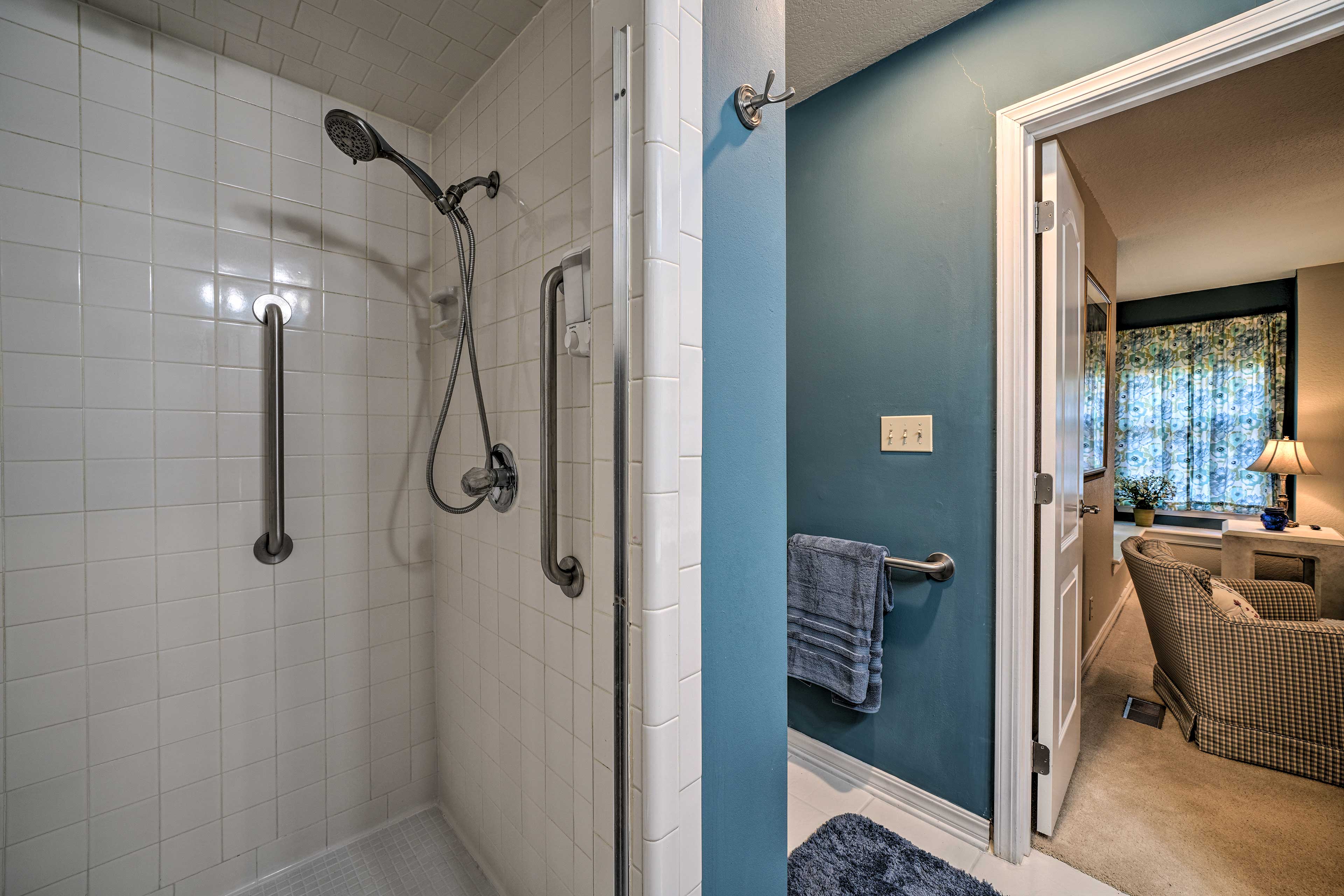 Full Bathroom | Grab Rails