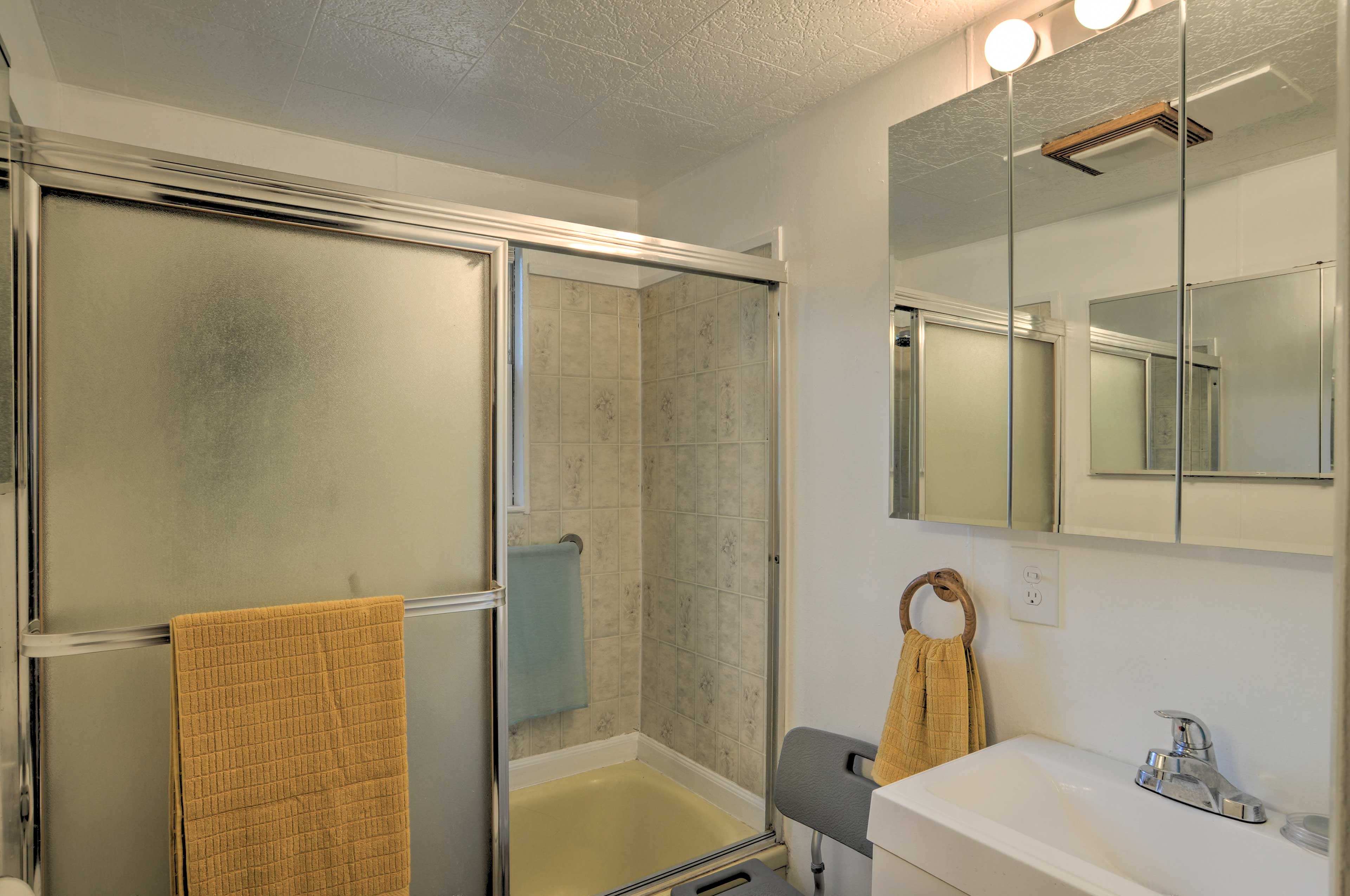 Full Bathroom | Towels Provided | Complimentary Toiletries