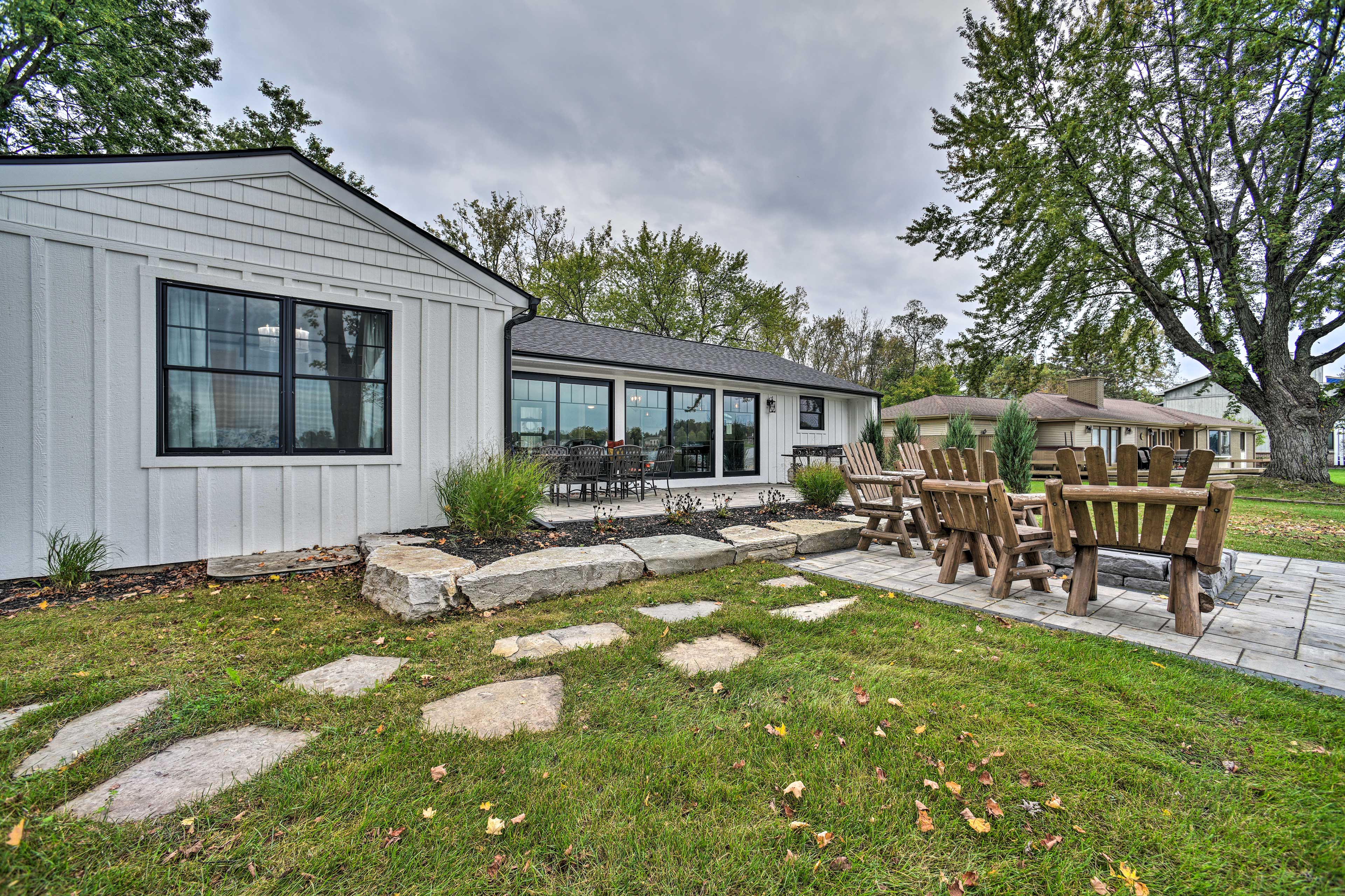 Private Backyard | Patio w/ Dining Table & Blackstone Griddle